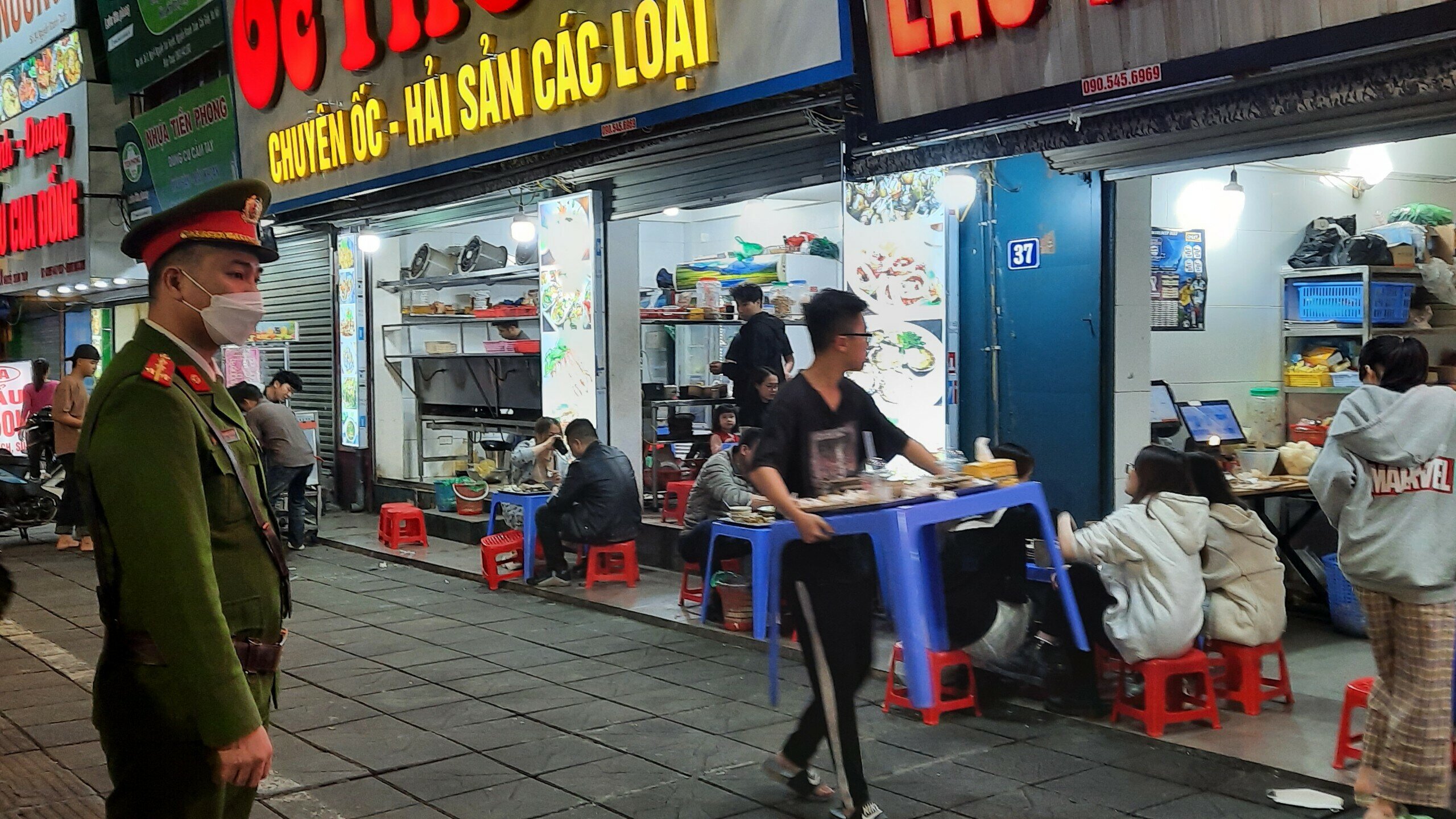 "Khi được tuy&ecirc;n truyền nhắc nhở, đa phần c&aacute;c chủ cửa h&agrave;ng đ&atilde; tu&acirc;n thủ v&agrave; kh&ocirc;ng thực hiện lấn chiếm vỉa h&egrave;", l&atilde;nh đạo C&ocirc;ng an phường Quan Hoa cho hay.