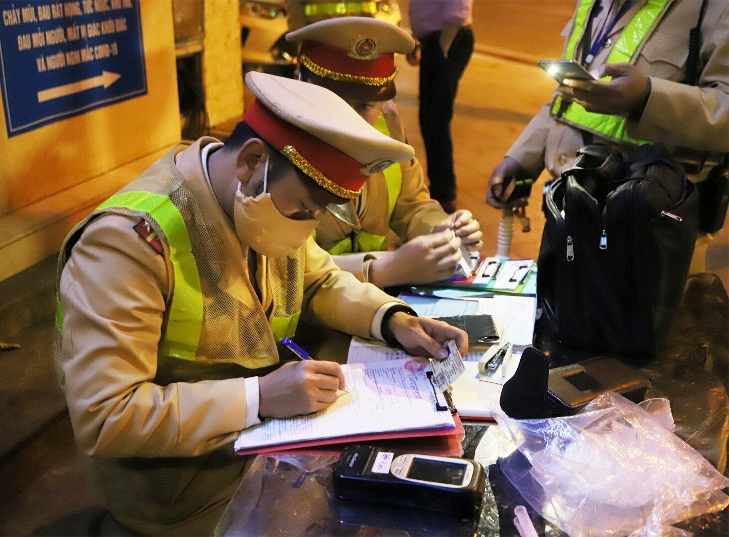 Trao đổi với B&aacute;o Giao th&ocirc;ng, Đại u&yacute; L&ecirc; Huy Ho&agrave;ng, c&aacute;n bộ Đội CSGT số 1 cho biết, quy định của ph&aacute;p luật rất nghi&ecirc;m khắc khi đưa ra mức phạt cao, tước giấy ph&eacute;p l&aacute;i xe, giữ phương tiện, phạt t&ugrave; nếu t&agrave;i xế vi phạm nồng độ cồn g&acirc;y hậu quả nghi&ecirc;m trọng. Do đ&oacute;, ng&agrave;y c&agrave;ng c&oacute; rất &iacute;t người vi phạm quy định về nồng độ cồn.