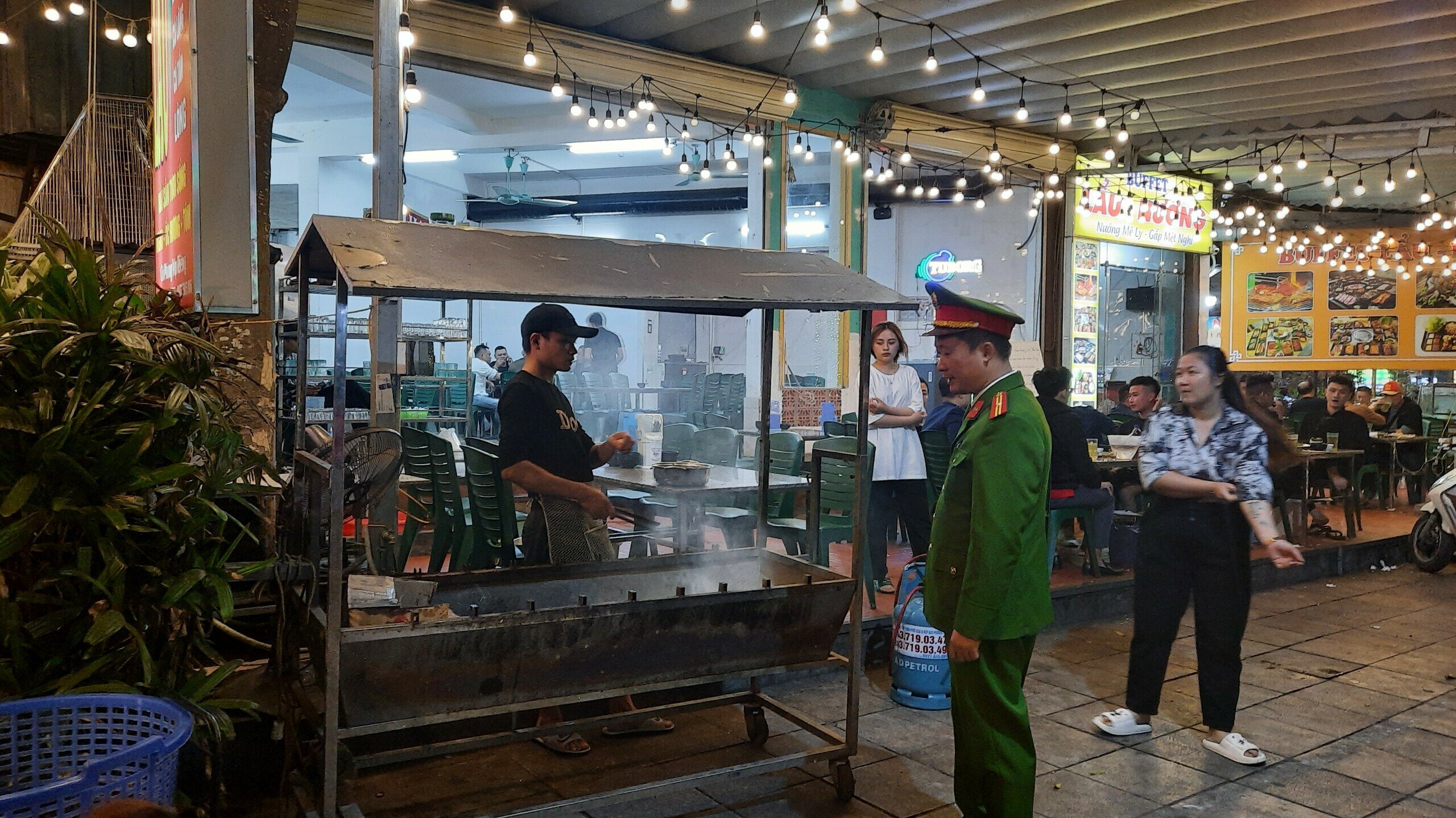 Một số qu&aacute;n nhậu b&agrave;y bếp nướng tr&ecirc;n vỉa h&egrave; cũng được lực lượng C&ocirc;ng an phường Dịch Vọng y&ecirc;u cầu dọn v&agrave;o trong nh&agrave;.