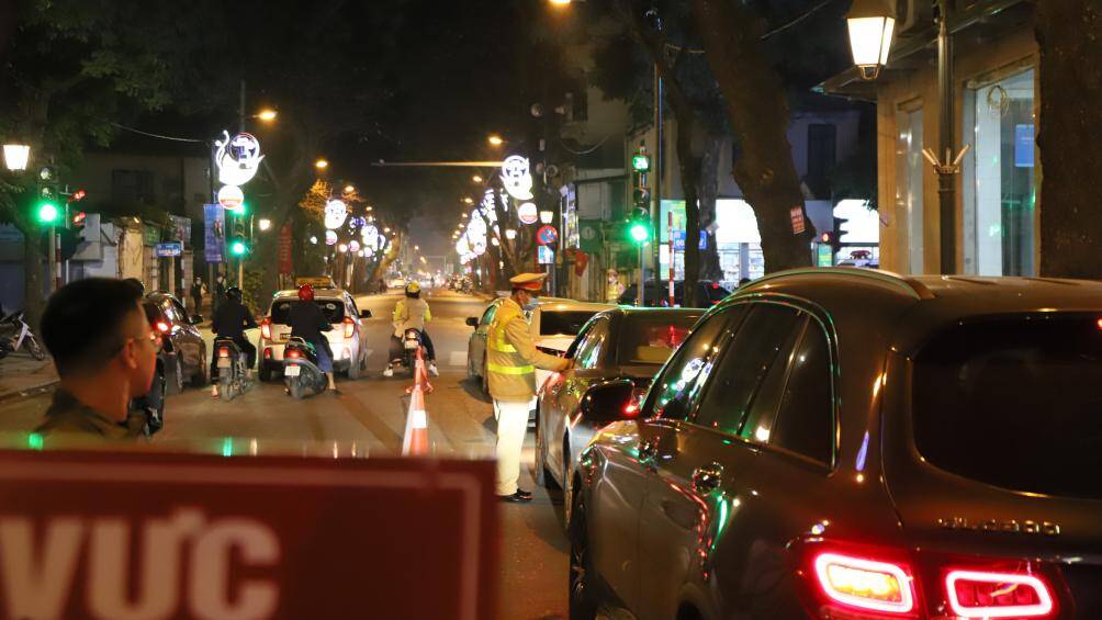 "Đối với những l&aacute;i xe vi phạm, ch&uacute;ng t&ocirc;i sẽ xử l&yacute; nghi&ecirc;m theo quy định của ph&aacute;p luật. C&ocirc;ng t&aacute;c xử l&yacute; vi phạm về nồng độ cồn cũng c&ograve;n gặp nhiều kh&oacute; khăn khi c&oacute; l&aacute;i xe ch&acirc;y &igrave;, gọi cứu viện. C&oacute; trường hợp l&aacute;i xe bất chấp t&iacute;n hiệu dừng xe m&agrave; lao thẳng v&agrave;o lực lượng chức năng", Đại &uacute;y Ho&agrave;ng chia sẻ.