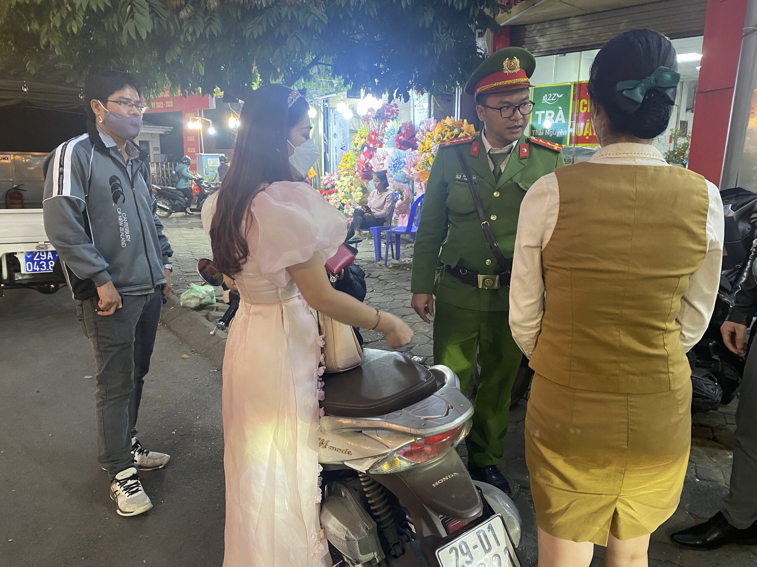 "Cũng c&oacute; kh&aacute;ch h&agrave;ng chỉ muốn ngồi ở vỉa h&egrave;, d&ugrave; trong nh&agrave; c&ograve;n chỗ. L&agrave;m dịch vụ th&igrave; phải chiều kh&aacute;ch, n&ecirc;n c&oacute; l&uacute;c ch&uacute;ng t&ocirc;i vẫn vi phạm. Giờ c&ocirc;ng an phường xử l&yacute; nghi&ecirc;m th&igrave; phải giải th&iacute;ch để kh&aacute;ch hiểu", chị T. cho hay.