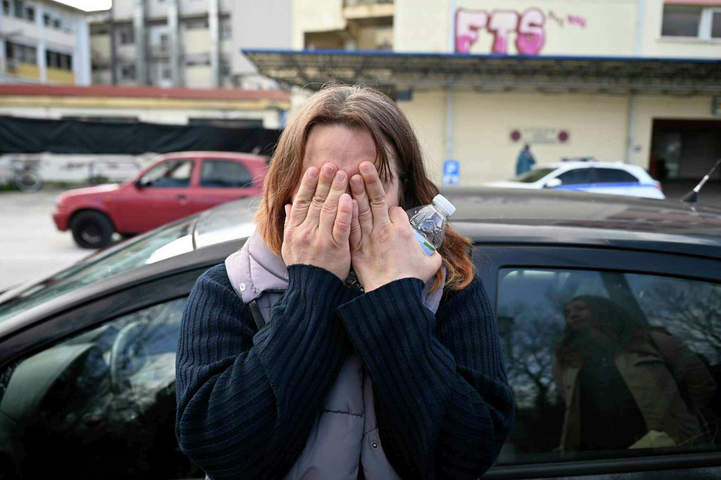 B&ecirc;n ngo&agrave;i bệnh viện tại th&agrave;nh phố Larissa nơi đang chữa trị cho nhiều nạn nh&acirc;n, cha mẹ của một nạn nh&acirc;n 22 tuổi đang chờ đợi x&aacute;c nhận danh t&iacute;nh con trai cũng trong t&acirc;m trạng v&ocirc; c&ugrave;ng đau đớn v&agrave; tức giận.