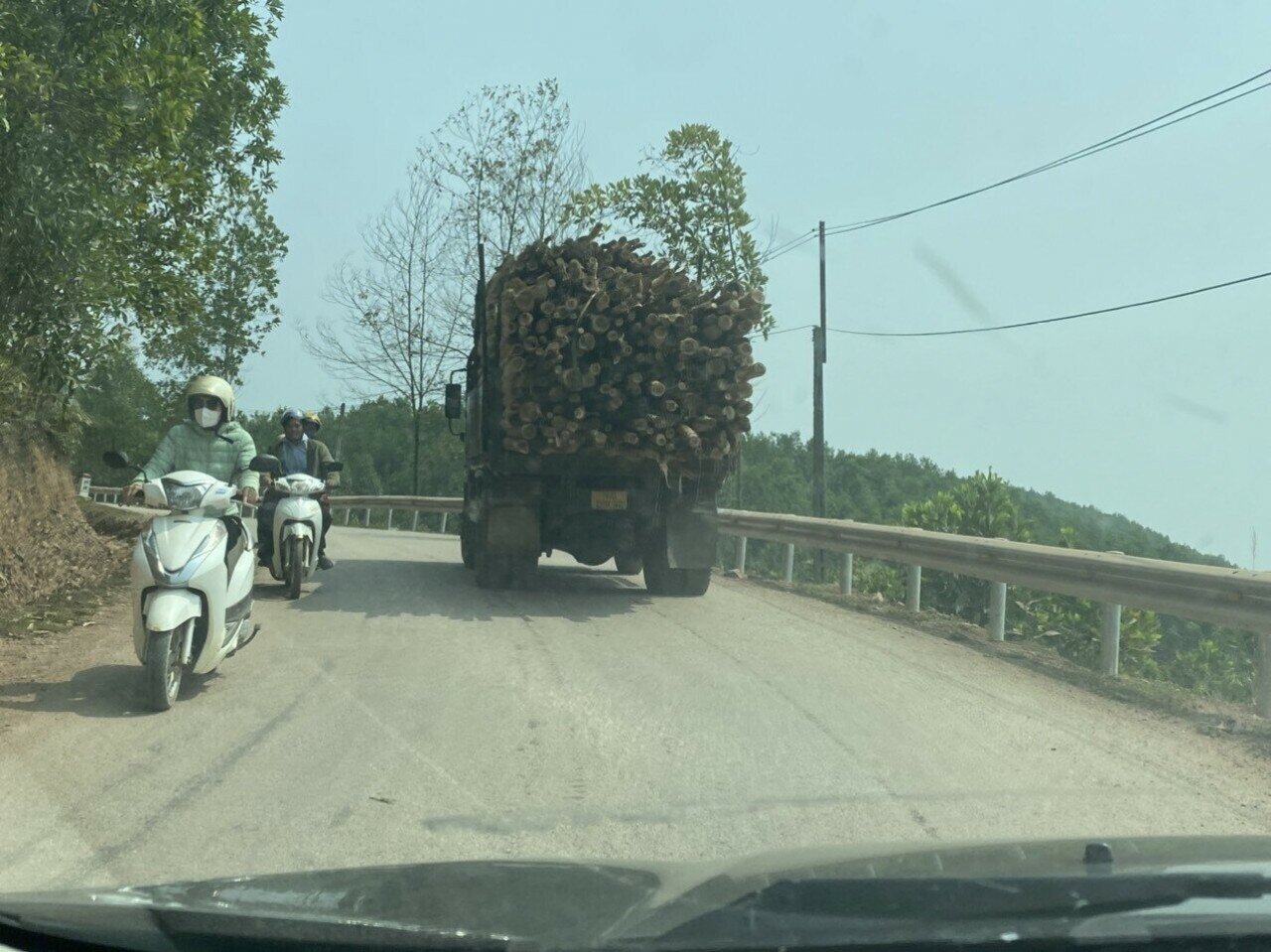 Là địa phương có phần lớn diện tích rừng dùng để trồng cây lấy gỗ, nên những chiếc xe chở gỗ là hình ảnh quen thuộc khi tham gia giao thông ở huyện miền núi Ba Chẽ (Quảng Ninh).