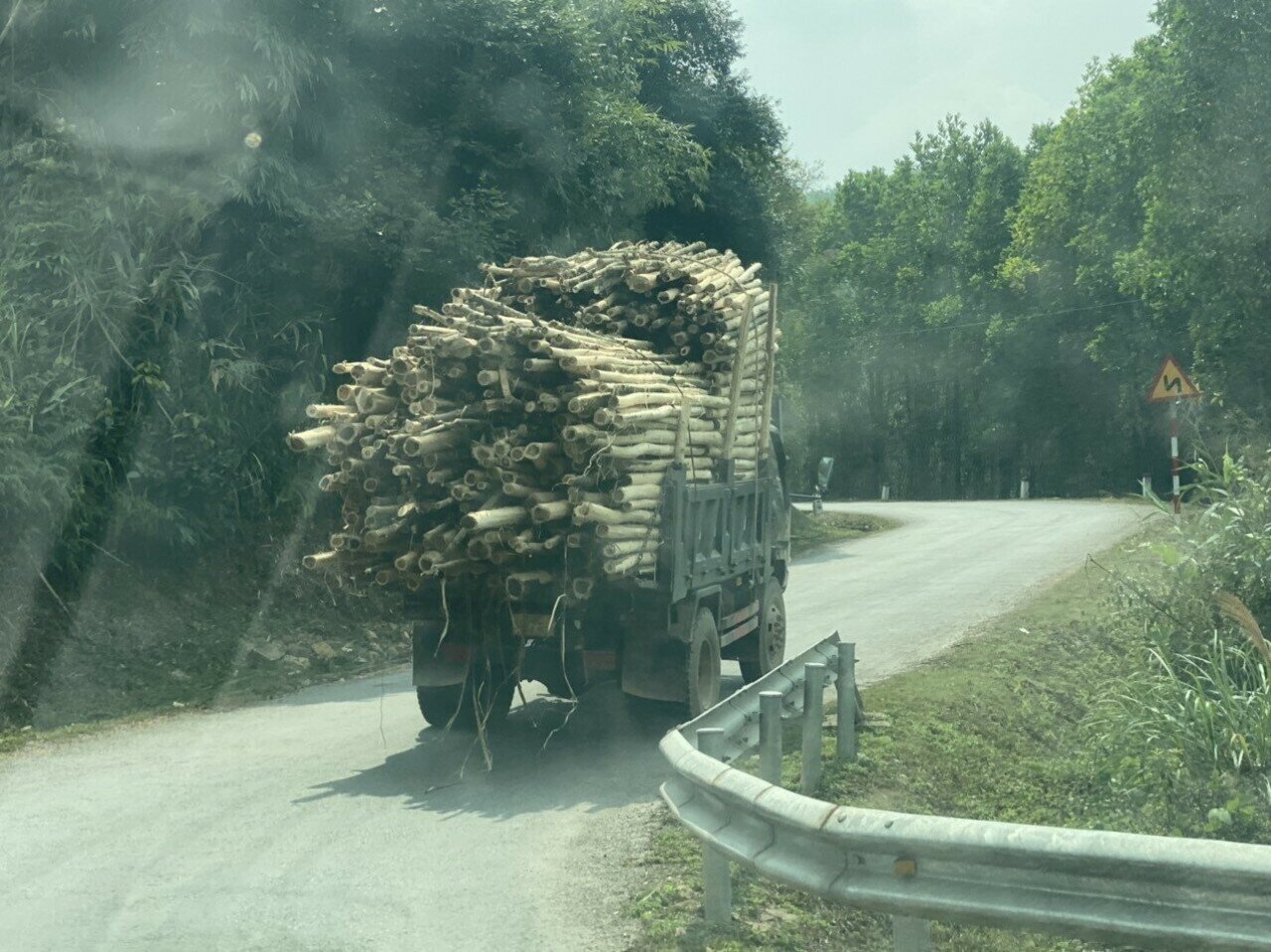 Trong khi đó, hệ thống giao thông trên địa bàn huyện Ba Chẽ không chỉ nhỏ, hẹp mà còn nhiều đèo cao, vực sâu. Do vậy, nhiều khi leo dốc gắt, những chiếc xe chất đầy cây gỗ keo rú ga, ì ạch bò lên khiến nhiều tài xế điều khiển phương tiện đi phía sau phải dè chừng lo xe chở gỗ bất ngờ tụt dốc.