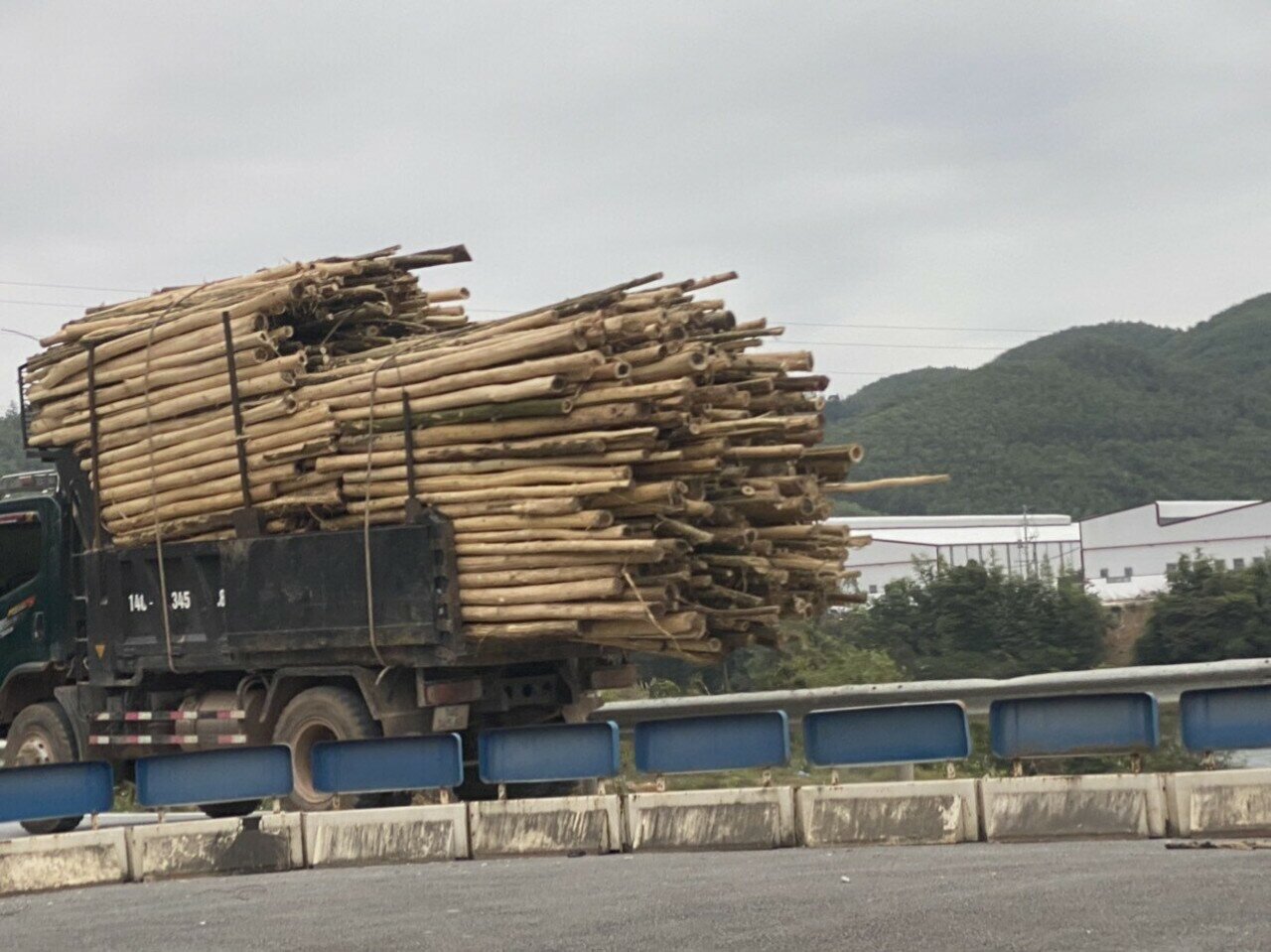 Trao đổi với PV Báo Giao thông, lãnh đạo Đội CSGT - trật tự, Công an huyện Ba Chẽ cho biết, tình trạng xe chở gỗ vượt thành, thùng quy định cũng có diễn ra trên địa bàn, nhưng không nhiều.