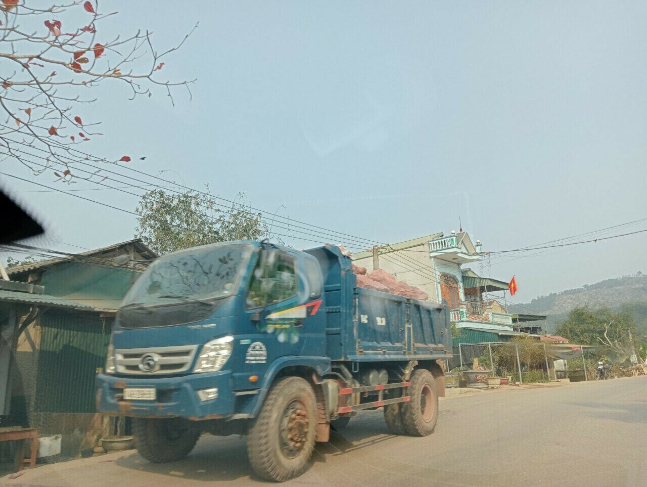 Không chỉ có xe chở gỗ vượt thành thùng, quá trình tìm hiểu thực tế ở huyện Ba Chẽ, PV Báo Giao thông còn gặp không ít xe ô tô chở đất, đá, vật liệu xây dựng nghi vấn quá tải.