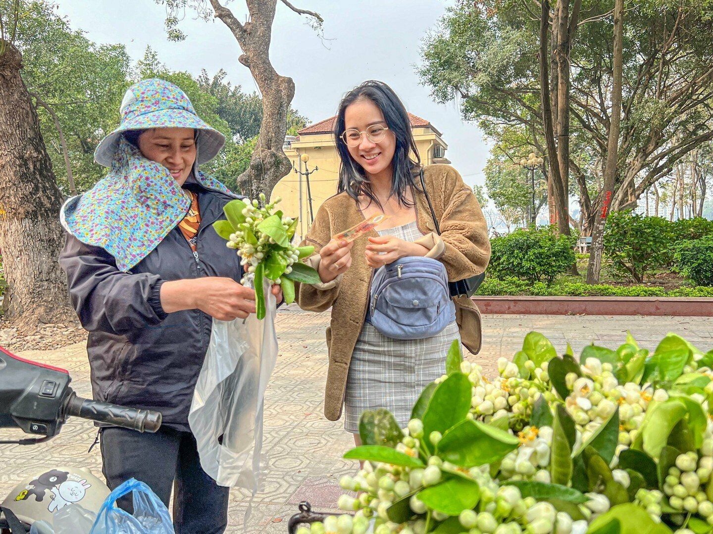 Chị Th&ugrave;y Linh (Ba Đ&igrave;nh, H&agrave; Nội) th&igrave; cho biết, đi qua phố Mai Xu&acirc;n Thưởng ngửi thấy m&ugrave;i hoa bưởi ấn tượng n&ecirc;n chị đ&atilde; phải dừng lại để mua về trưng ở ph&ograve;ng v&agrave; nơi l&agrave;m việc.