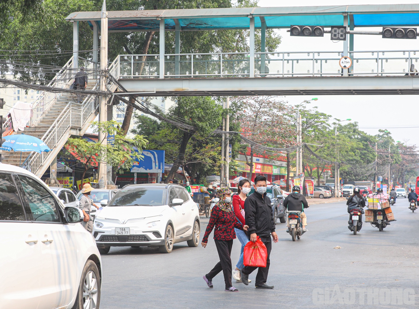Để đảm bảo an to&agrave;n cho người đi bộ, TP H&agrave; Nội đ&atilde; x&acirc;y dựng v&agrave; đưa v&agrave;o khai th&aacute;c nhiều c&acirc;y cầu bộ h&agrave;nh tại c&aacute;c n&uacute;t giao c&oacute; mật độ giao th&ocirc;ng đ&ocirc;ng đ&uacute;c, khu vực gần bệnh viện, trường học...