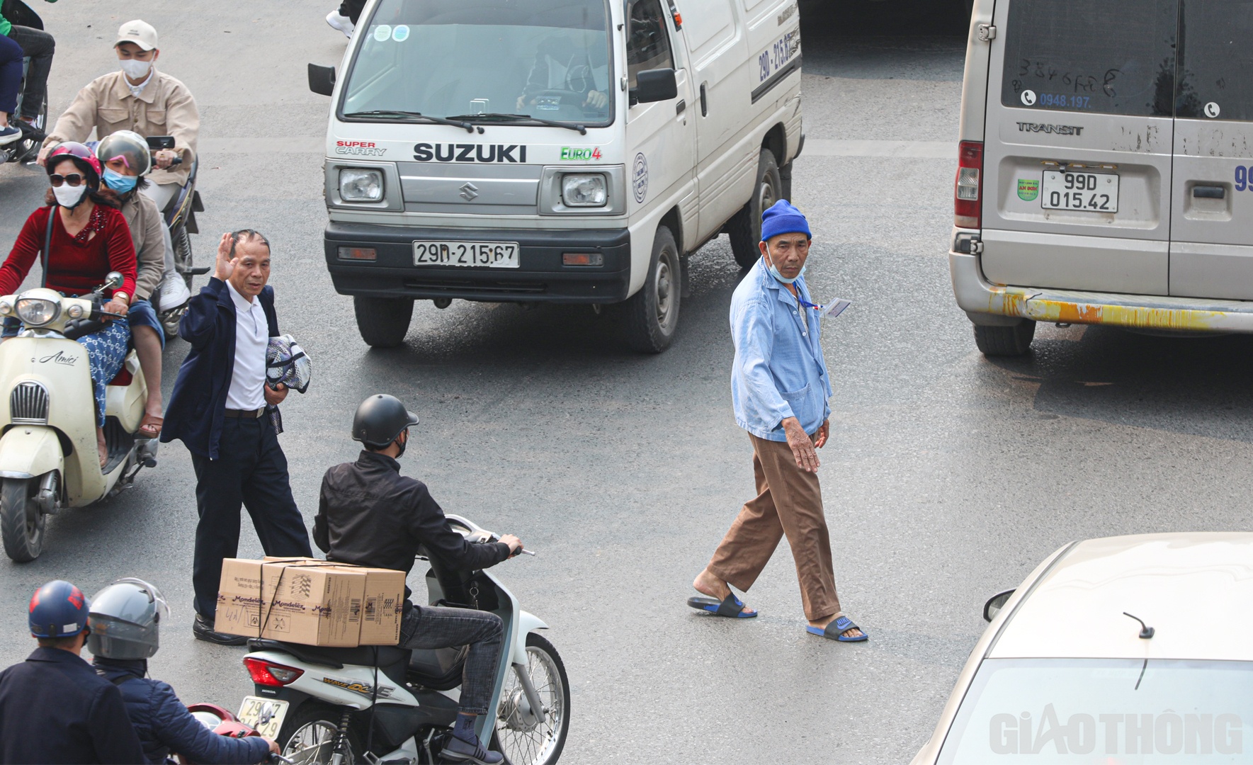 Đường Cầu Bươu thường c&oacute; lưu lượng phương tiện qua lại đ&ocirc;ng đ&uacute;c nhưng người đi bộ vẫn bất chấp nguy hiểm sang đường