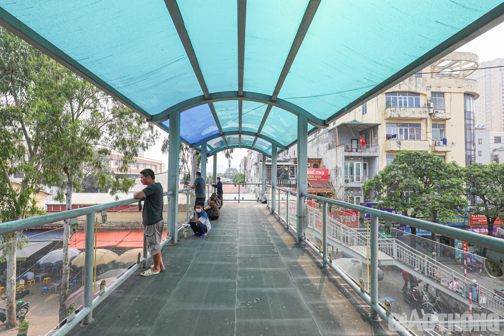 Tr&aacute;i ngược với cảnh lộn xộn b&ecirc;n dưới, ph&iacute;a tr&ecirc;n cầu bộ h&agrave;nh lại vắng vẻ&hellip;