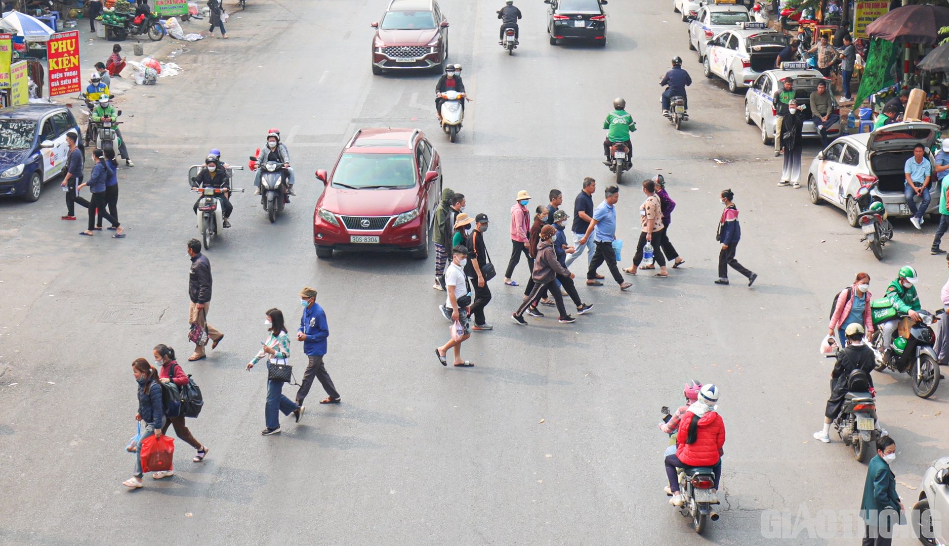 Tuy nhi&ecirc;n, t&igrave;nh trạng người đi bộ bất chấp nguy hiểm, cắt ngang d&ograve;ng phương tiện đang lưu th&ocirc;ng tr&ecirc;n đường vẫn diễn ra phổ biến.