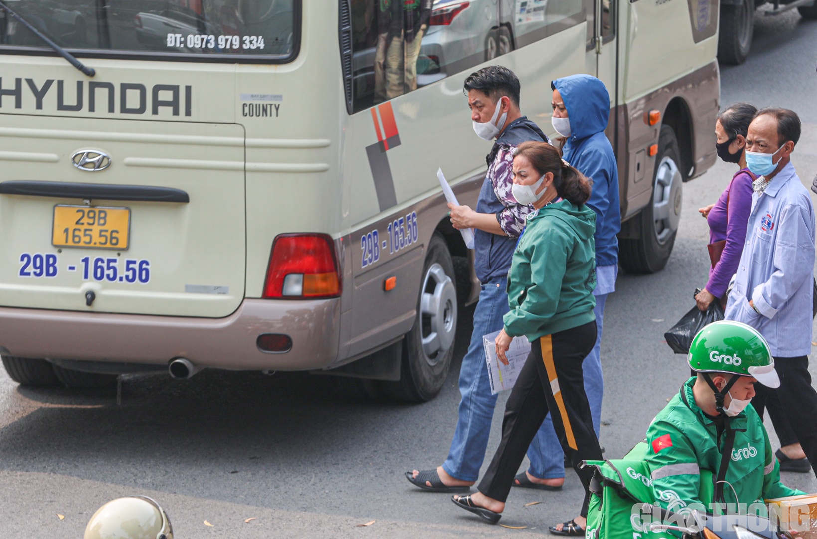 Theo nhiều người, việc đi thẳng dưới l&ograve;ng đường để sang ph&iacute;a b&ecirc;n kia sẽ tiết kiệm thời gian v&agrave; c&ocirc;ng sức.