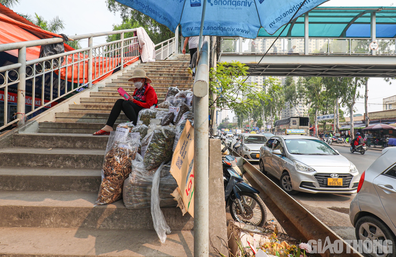 B&ecirc;n cạnh đ&oacute;, một số người c&ograve;n tận dụng lối l&ecirc;n cầu để l&agrave;m nơi bu&ocirc;n b&aacute;n.
