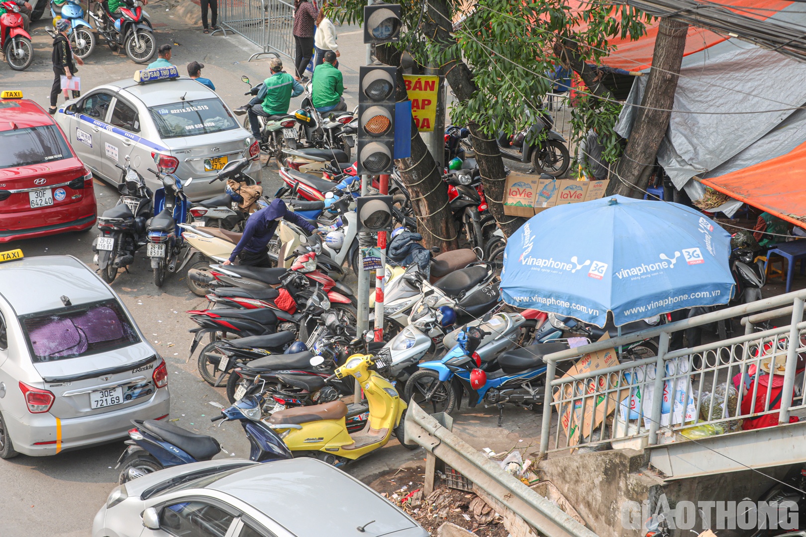 Ngay tại ch&acirc;n cầu bộ h&agrave;nh, h&agrave;ng loạt taxi, xe m&aacute;y&hellip; dừng đỗ g&acirc;y cản trở lối l&ecirc;n của người đi bộ.