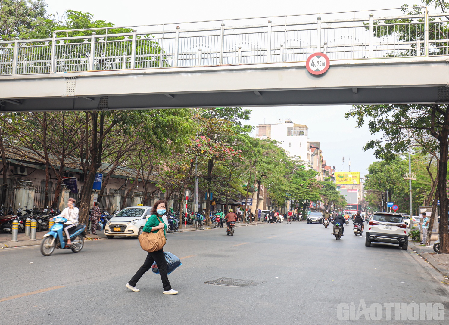 C&ograve;n tại khu vực trước bệnh viện Thanh Nh&agrave;n, cầu bộ h&agrave;nh được bố tr&iacute; giữa 2 cổng c&oacute; địa chỉ số 42 v&agrave; 44 Thanh Nh&agrave;n.