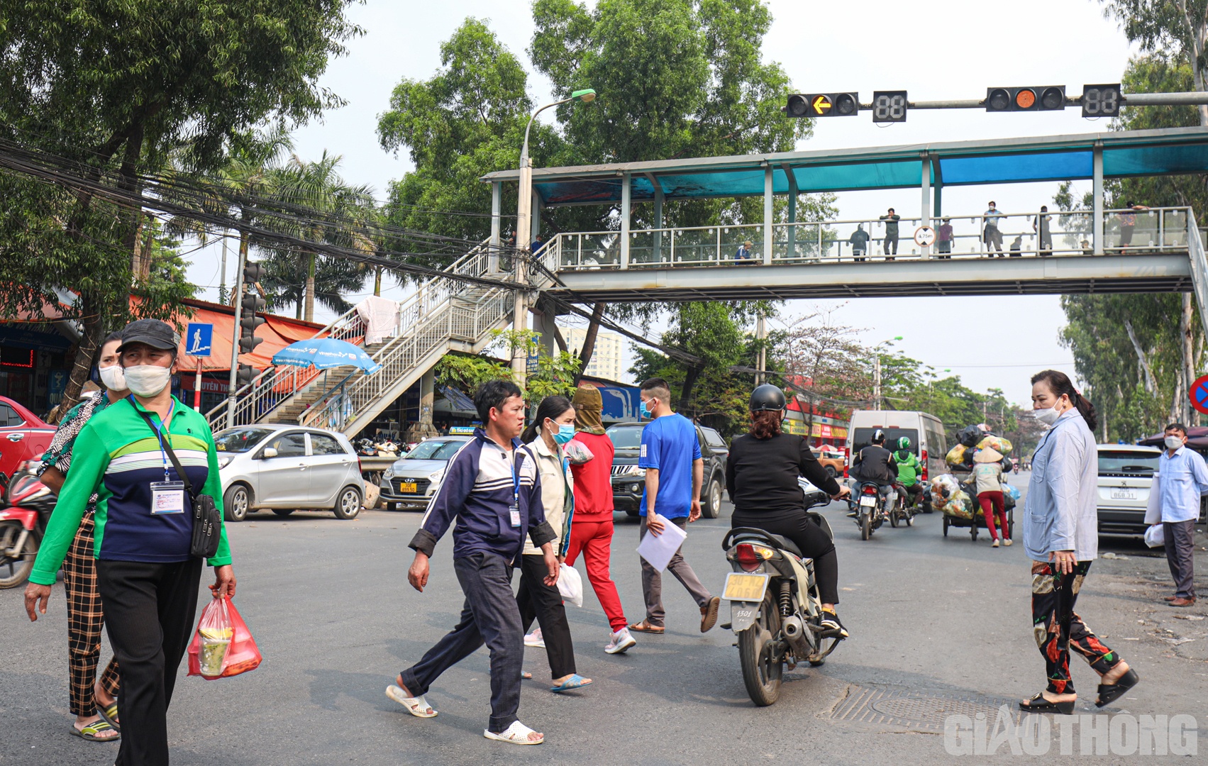 Theo ghi nhận của PV B&aacute;o Giao Th&ocirc;ng trong chiều 6/3 trước cổng Bệnh viện K cơ sở T&acirc;n Triều, d&ugrave; cầu bộ h&agrave;nh được x&acirc;y dựng c&aacute;ch đ&oacute; kh&ocirc;ng xa nhưng nhiều người vẫn lựa chọn đi bộ dưới l&ograve;ng đường.