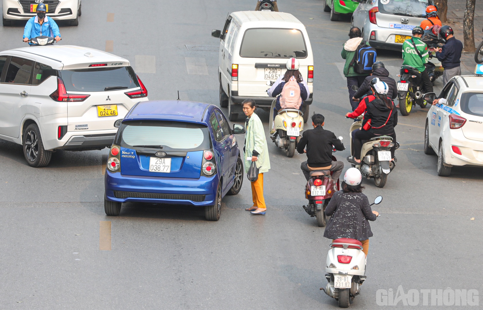 Thay v&agrave;o đ&oacute; l&agrave; h&igrave;nh ảnh người d&acirc;n băng qua đường, mặc cho d&ograve;ng xe đang di chuyển với tốc độ cao.