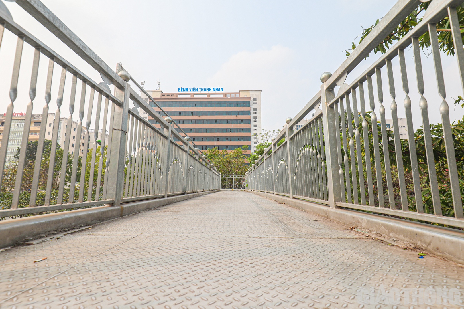 Mặc d&ugrave; vậy, c&oacute; rất &iacute;t người sử dụng lối đi tr&ecirc;n cầu bộ h&agrave;nh.