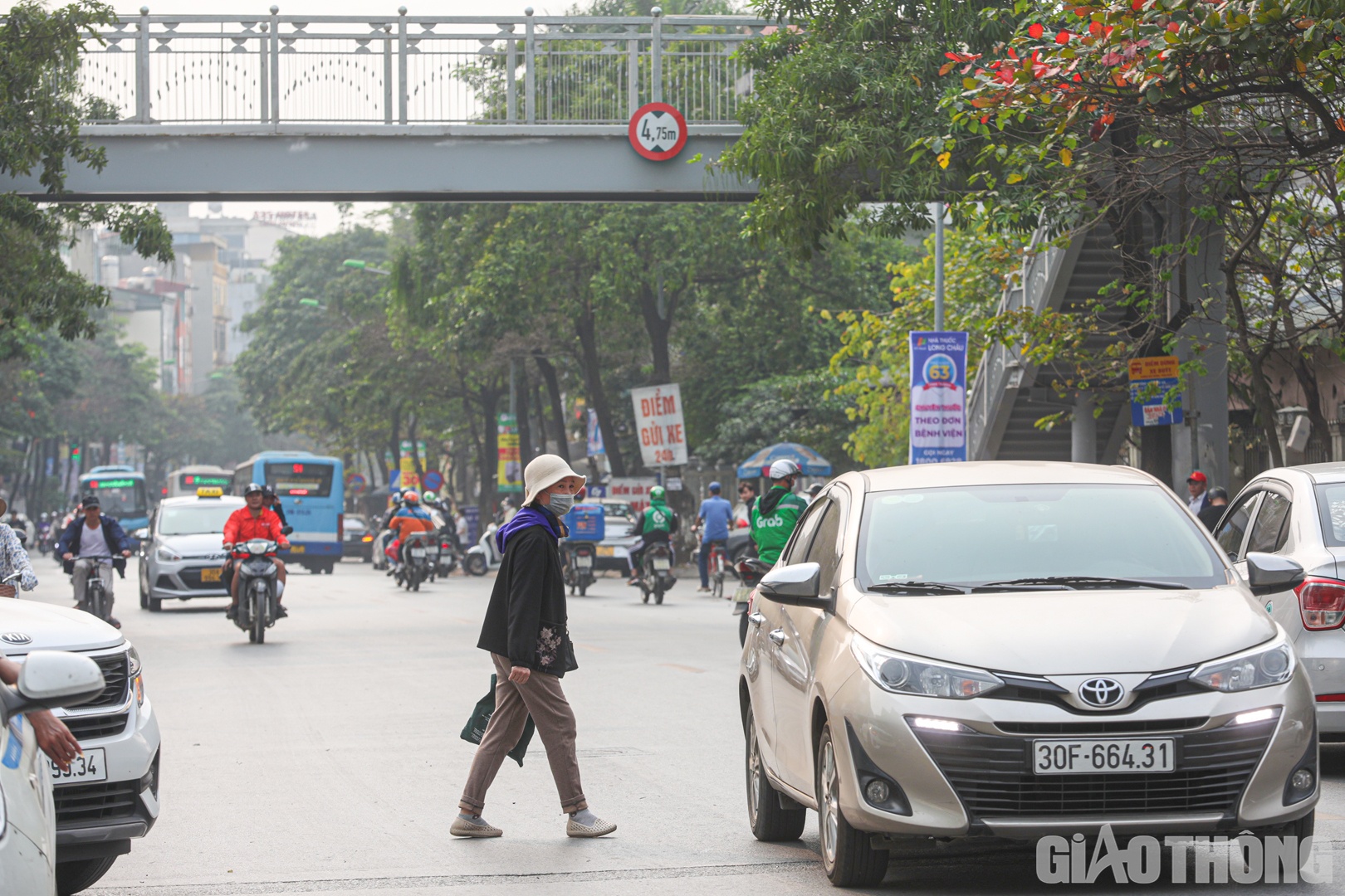 Tại Điều 9 Nghị định 100/2019/NĐ-CP quy định, người đi bộ kh&ocirc;ng đi đ&uacute;ng phần đường quy định; vượt qua dải ph&acirc;n c&aacute;ch; đi qua đường kh&ocirc;ng đ&uacute;ng nơi quy định hoặc kh&ocirc;ng bảo đảm an to&agrave;n sẽ bị phạt tiền từ 60.000 - 100.000 đồng.
Ngo&agrave;i ra, đối với người đi bộ đi v&agrave;o đường cao tốc (trừ người phục vụ việc quản l&yacute;, bảo tr&igrave; đường cao tốc) sẽ bị phạt tiền từ 100.000 - 200.000 đồng.