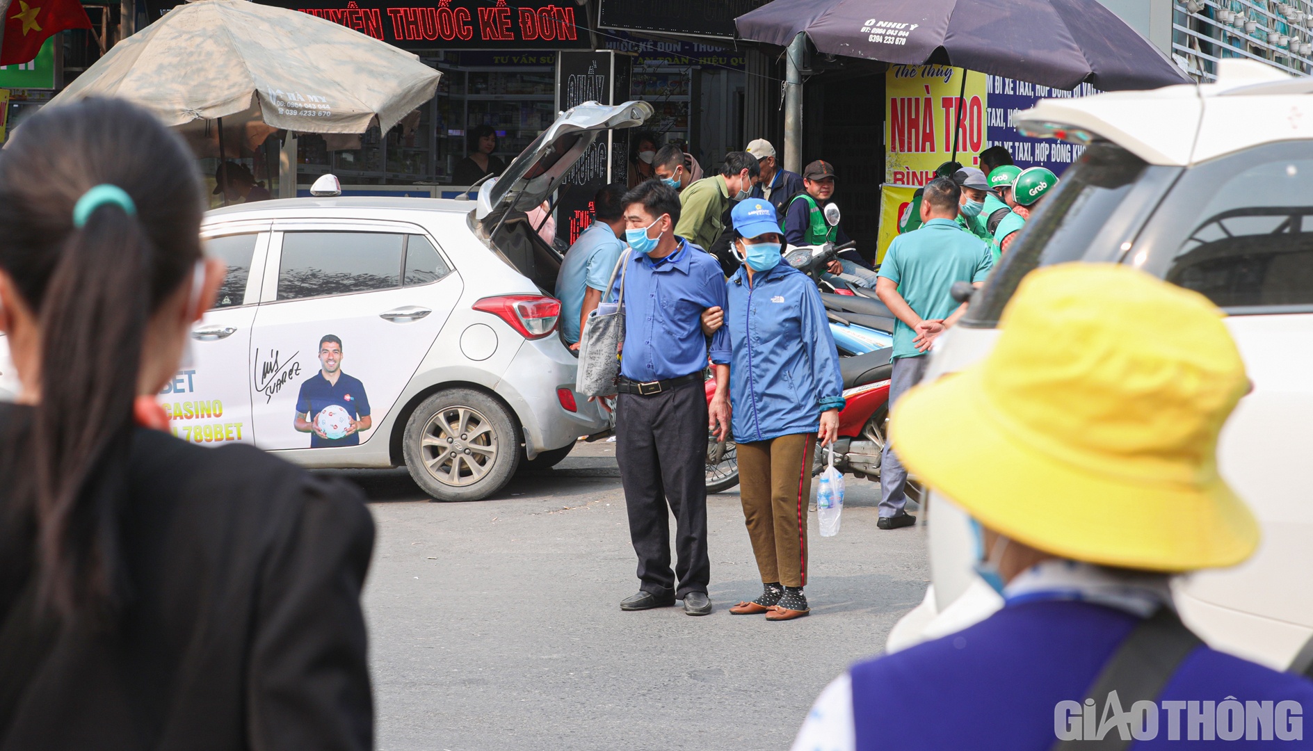 "T&ocirc;i c&oacute; tuổi rồi n&ecirc;n leo cầu thang cũng kh&oacute; khăn. Mặc d&ugrave; đi dưới l&ograve;ng đường cũng lo sợ xe cộ nhưng như vậy sẽ r&uacute;t ngắn được qu&atilde;ng đường hơn&rdquo;, b&agrave; Hằng, người nh&agrave; bệnh nh&acirc;n tại bệnh viện K cho hay.