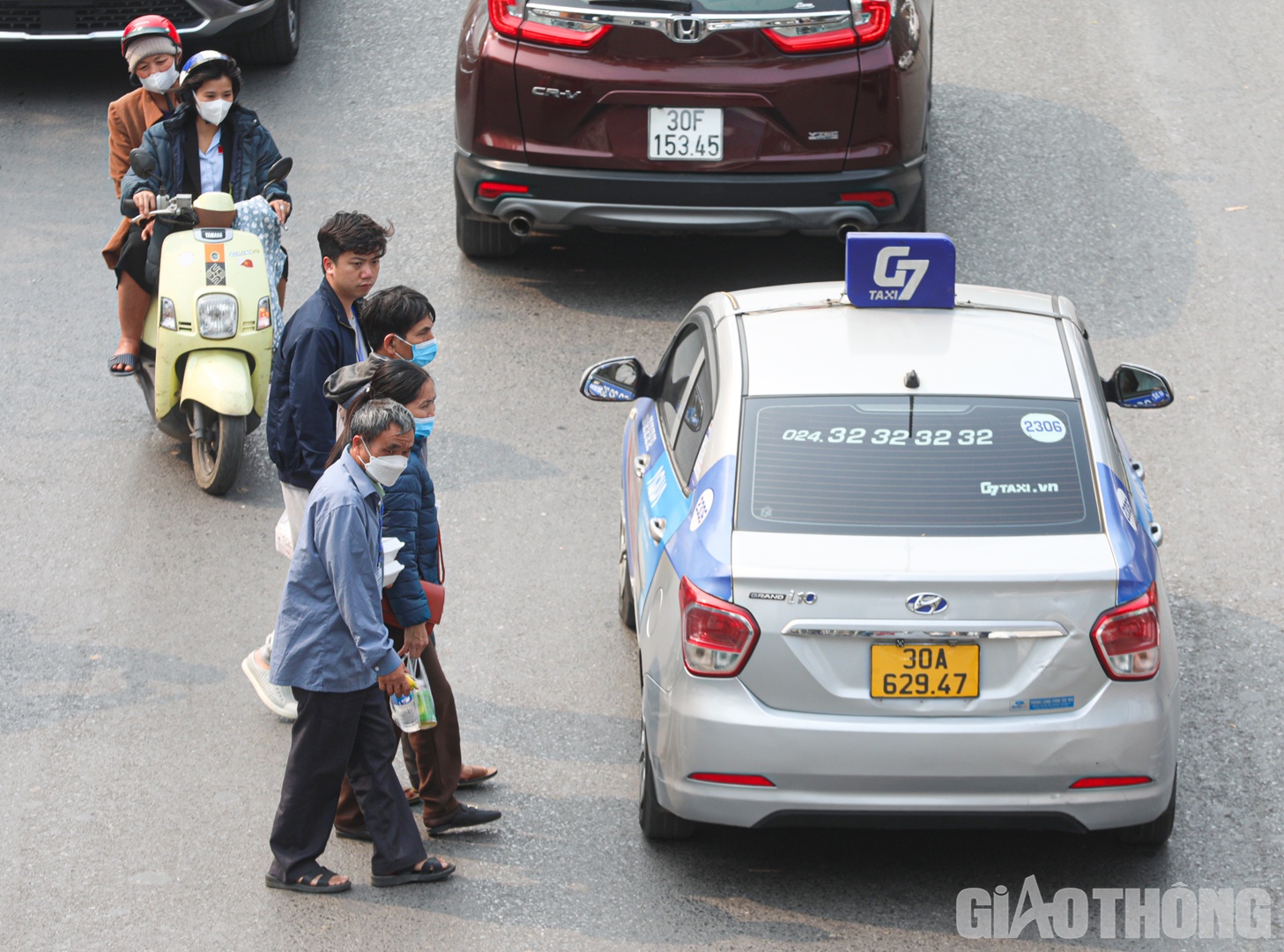 Chỉ trong khoảng 30 ph&uacute;t, PV B&aacute;o Giao th&ocirc;ng chứng kiến h&agrave;ng trăm lượt người đi bộ băng qua đường, tiềm ẩn nguy cơ mất ATGT.