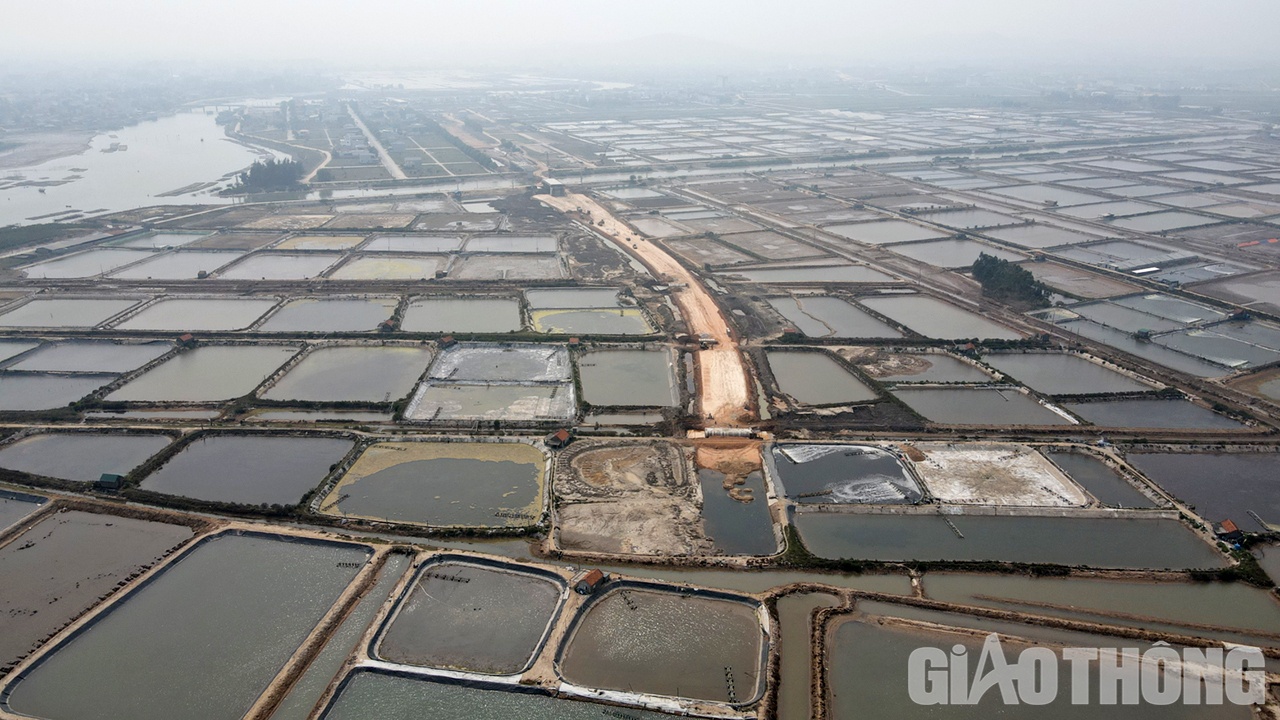 Theo thống k&ecirc; của chủ đầu tư, ngo&agrave;i những vướng mắc li&ecirc;n quan đến đất nu&ocirc;i trồng thủy hải sản, đất n&ocirc;ng nghiệp, đến nay vướng nhất vẫn l&agrave; việc tổ chức t&aacute;i định cư cho c&aacute;c hộ d&acirc;n thuộc TX Ho&agrave;ng Mai, Quỳnh Lưu, Nghi Lộc.