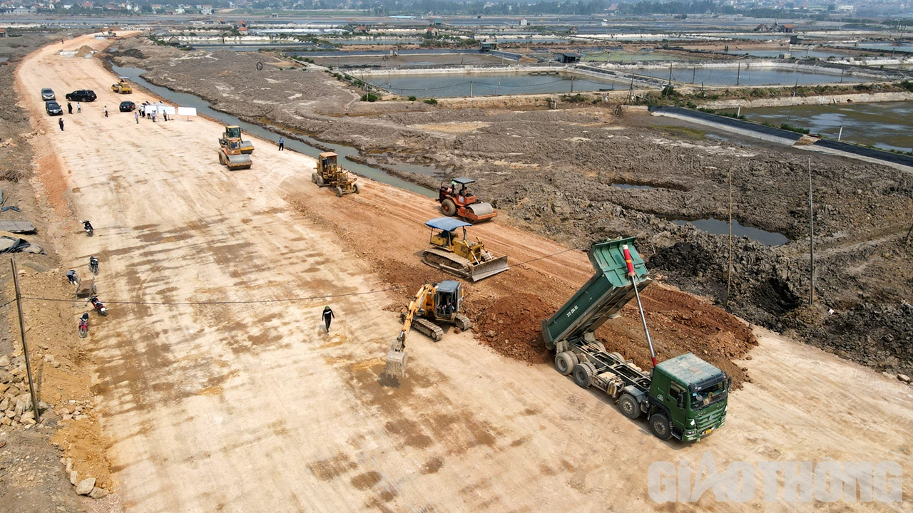 "Sở đặt mục ti&ecirc;u v&agrave; cam kết với tỉnh sẽ đưa dự &aacute;n về đ&iacute;ch v&agrave;o th&aacute;ng 8/2024, vượt tiến độ hợp đồng 18 th&aacute;ng. V&igrave; vậy, c&ocirc;ng t&aacute;c tổ chức, gi&aacute;m s&aacute;t thi c&ocirc;ng tr&ecirc;n c&ocirc;ng trường lu&ocirc;n được Sở theo d&otilde;i s&aacute;t. Mặc d&ugrave; vậy, vẫn c&oacute; nh&agrave; thầu thi c&ocirc;ng hạng mục đường bị chậm tiến độ. C&oacute; vị tr&iacute; địa phương b&agrave;n giao từ th&aacute;ng 8, th&aacute;ng 12/2022 nhưng nh&agrave; thầu gần như kh&ocirc;ng tổ chức thi c&ocirc;ng" - &ocirc;ng Hiền cho biết.