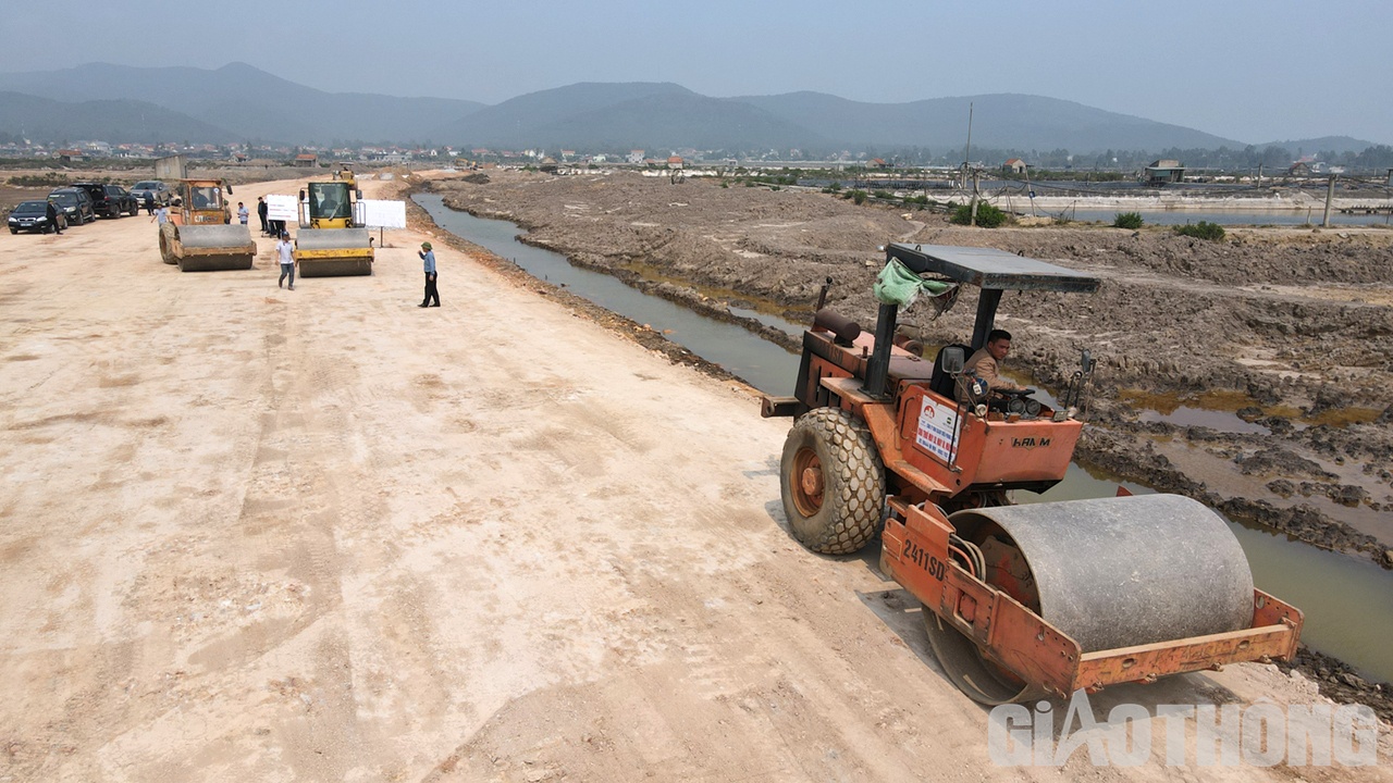 Giải th&iacute;ch l&yacute; do để trống c&ocirc;ng địa v&agrave; bị chậm tiến độ, &ocirc;ng L&ecirc; Thanh Hải - Gi&aacute;m đốc C&ocirc;ng ty CP Tập đo&agrave;n x&acirc;y dựng Miền Trung n&oacute;i: Nhiều vị tr&iacute; mặt bằng c&ograve;n "x&ocirc;i đỗ", c&ugrave;ng đ&oacute; nhiều đoạn tuyến bị s&igrave;nh lầy cộng với vừa rồi mưa li&ecirc;n tục n&ecirc;n đơn vị kh&ocirc;ng thi c&ocirc;ng được. Thời gian n&agrave;y đơn vị sẽ tăng mũi, cam kết thi c&ocirc;ng đạt gi&aacute; trị sản lượng m&agrave; chủ đầu tư đề ra trong năm 2023.