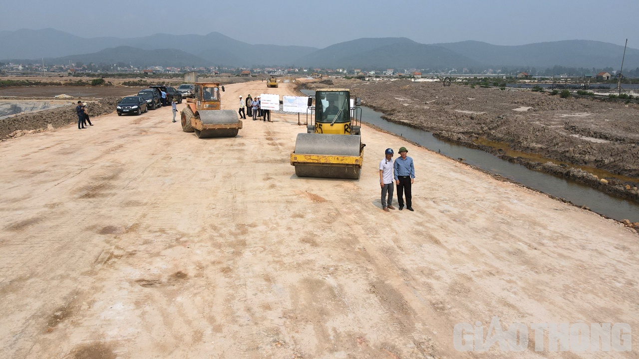 Trải qua 1 năm thi c&ocirc;ng, đến nay chủ đầu tư v&agrave; c&aacute;c huyện thị đ&atilde; giải ng&acirc;n được 1.929 tỷ đồng, đạt 73,8% tỷ lệ vốn bố tr&iacute;. Trong đ&oacute;, c&aacute;c địa phương đ&atilde; GPMB v&agrave; b&agrave;n giao 50km/59,91km. Thi c&ocirc;ng đạt 1.249/2.774 tỷ đồng.