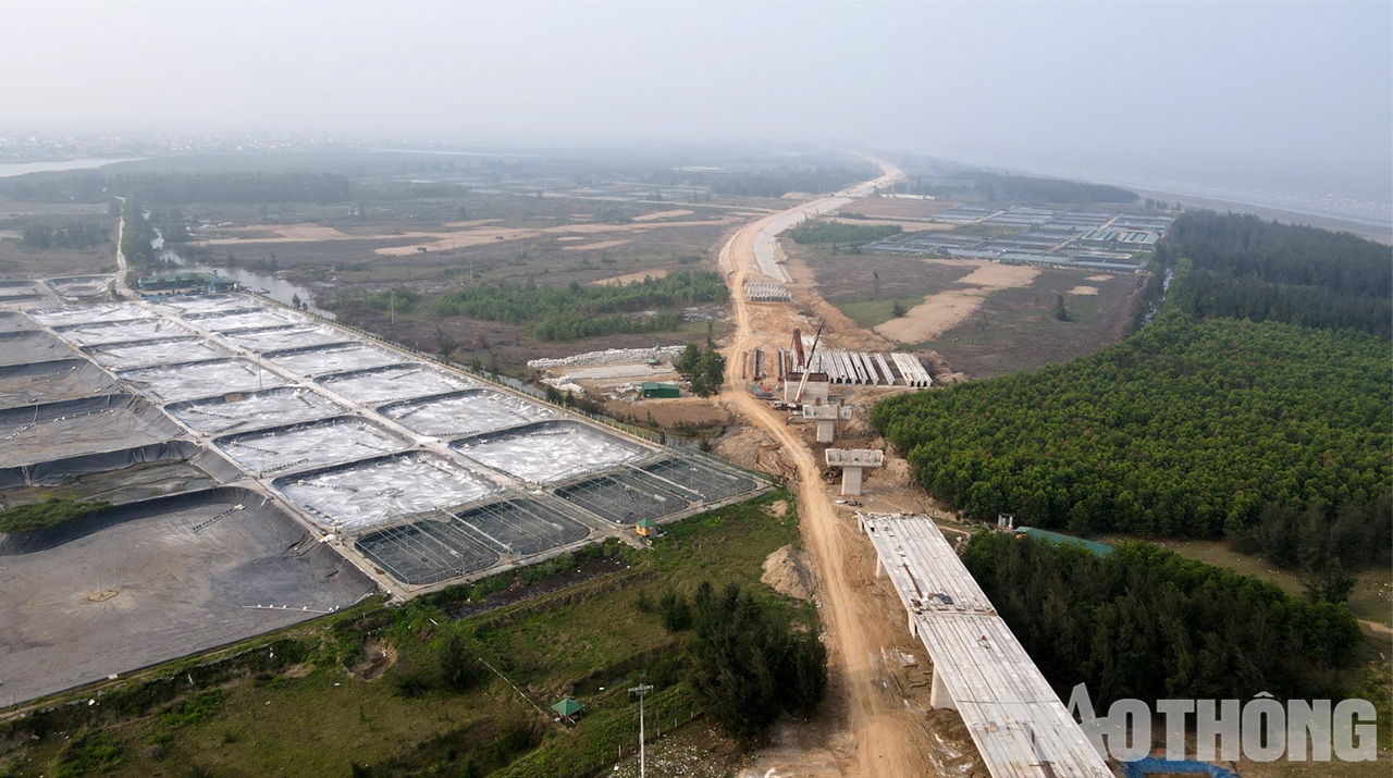 Tuyến đường ven biển đi qua Nghệ An đ&atilde; th&agrave;nh h&igrave;nh, xuy&ecirc;n qua những c&aacute;nh đồng muối trắng, len lỏi qua rừng phi lao...