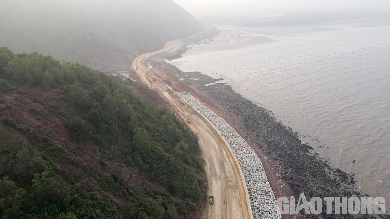 Phần đường, dự kiến đến hết năm nay sẽ thảm b&ecirc; t&ocirc;ng nhựa lớp 1 được khoảng 40km v&agrave; nối th&ocirc;ng nhiều đoạn tuyến quan trọng, trong đ&oacute; c&oacute; đoạn kết nối v&ugrave;ng du lịch biển Diễn Hải, Diễn Th&agrave;nh, Cửa Hiền, B&atilde;i Lữ.