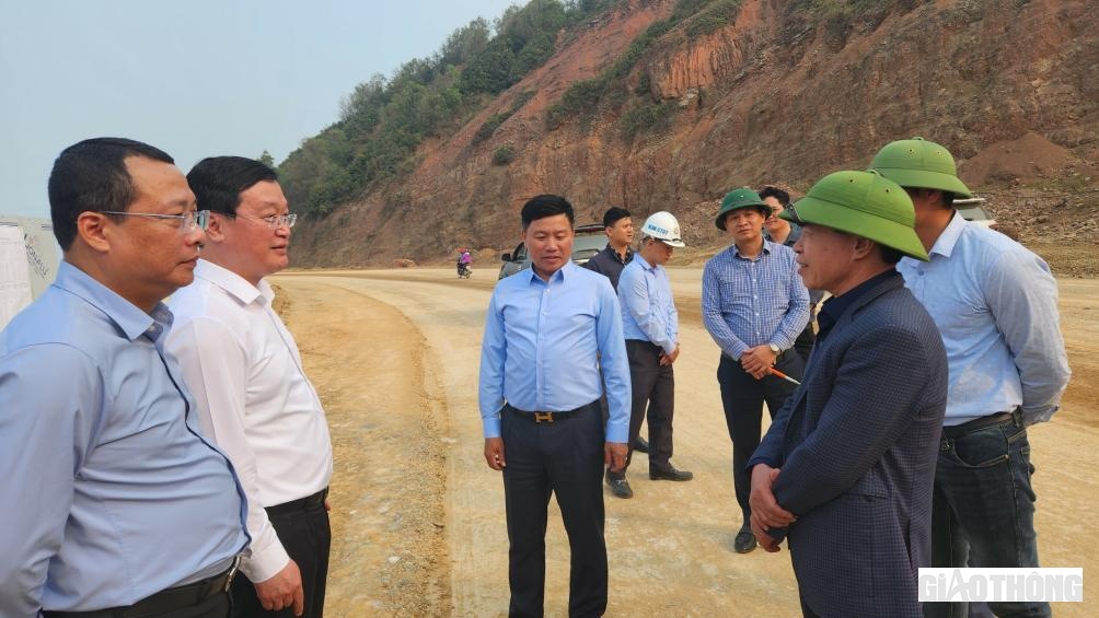 Trong chuyến đi kiểm tra hiện trường ng&agrave;y 6/3, Chủ tịch UBND tỉnh Nghệ An - Nguyễn Đức Trung (&aacute;o trắng) đ&atilde; c&oacute; những chỉ đạo th&aacute;o gỡ để c&aacute;c sở ng&agrave;nh đẩy nhanh tiến độ GPMB. &Ocirc;ng Trung cũng y&ecirc;u cầu c&aacute;c nh&agrave; thầu khi đ&atilde; cam kết th&igrave; phải thực hiện đ&uacute;ng. Tỉnh sẽ giao Sở GTVT v&agrave; c&aacute;c địa phương c&ugrave;ng gi&aacute;m s&aacute;t, nếu kh&ocirc;ng thực hiện đ&uacute;ng sẽ c&oacute; h&igrave;nh thức xử l&yacute;.