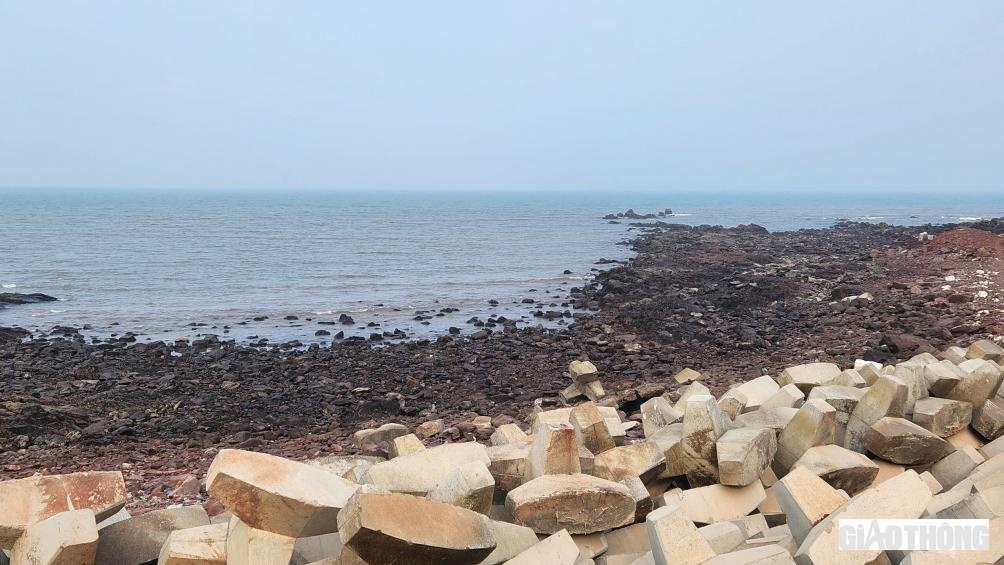 ... c&oacute; đoạn lại đi s&aacute;t bờ biển với khung cảnh thơ mộng.