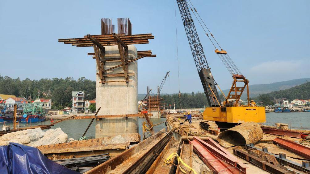 Đi qua nhiều v&ugrave;ng cửa s&ocirc;ng, cửa biển như: Lạch Vạn, Lạch Qu&egrave;n, Cửa Thơi, S&ocirc;ng Ho&agrave;ng Mai... n&ecirc;n để tuyến đường thẳng, th&ocirc;ng suốt, dự &aacute;n đ&atilde; được thiết kế x&acirc;y dựng nhiều c&acirc;y cầu.