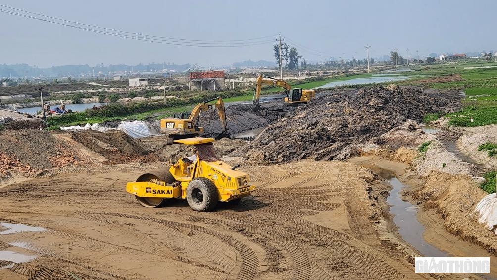 C&aacute;c nh&agrave; thầu phải tăng mũi, tăng nh&acirc;n c&ocirc;ng, đủ thiết bị, tập trung l&agrave;m trước những đoạn đường găng, nơi phải xử l&yacute; nền đất yếu để đảm bảo tiến độ đề ra".