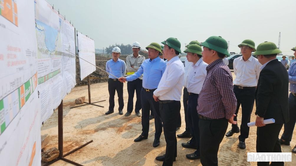 &Ocirc;ng Ho&agrave;ng Ph&uacute; Hiền - Gi&aacute;m đốc Sở GTVT Nghệ An cho biết: Gi&aacute; trị sản lượng c&aacute;c nh&agrave; thầu thực hiện ở 2 g&oacute;i thầu đến nay đang vượt tiến độ hợp đồng khoảng 6,2%. Giai đoạn hiện nay, nhờ sự quan t&acirc;m của l&atilde;nh đạo trung ương v&agrave; địa phương n&ecirc;n nguồn vốn bố tr&iacute; cho dự &aacute;n đ&atilde; đủ, c&ocirc;ng t&aacute;c GPMB cũng đang được c&aacute;c huyện thực hiện tốt. Đ&acirc;y l&agrave; tiền đề để chủ đầu tư v&agrave; nh&agrave; thầu phấn đấu r&uacute;t ngắn tiến độ thi c&ocirc;ng.