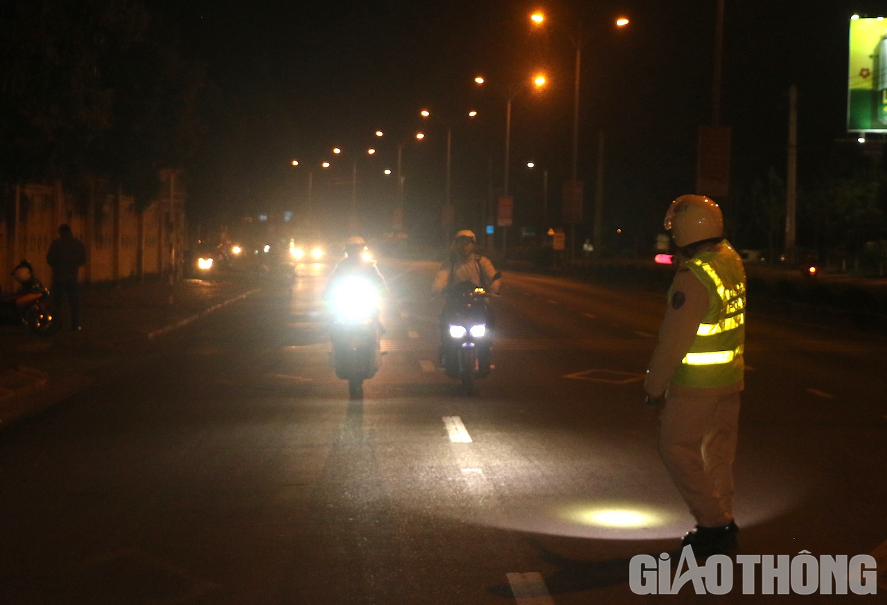 Khoảng 20h ngày 6/3, t&ocirc;̉ TTKS giao th&ocirc;ng (Phòng CSGT C&ocirc;ng an tỉnh Đắk Lắk) do thi&ecirc;́u tá Đ&ocirc;̃ H&ocirc;̀ng Thanh làm t&ocirc;̉ trưởng thực hi&ecirc;̣n nhi&ecirc;̣m vụ ki&ecirc;̉m soát n&ocirc;̀ng đ&ocirc;̣ c&ocirc;̀n, đảm bảo tr&acirc;̣t tự ATGT tr&ecirc;n tuy&ecirc;́n đường H&ocirc;̀ Chí Minh (đoạn đ&ocirc;́i di&ecirc;̣n B&ecirc;́n xe khách phía Nam TP Bu&ocirc;n Ma Thu&ocirc;̣t). Ảnh: Ngọc Hùng