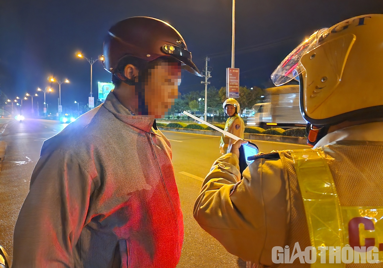 Tương tự, sau khi được lực lượng CSGT ra tín hi&ecirc;̣u dừng phương ti&ecirc;̣n ki&ecirc;̉m tra n&ocirc;̀ng đ&ocirc;̣, người đàn &ocirc;ng này r&acirc;́t hợp tác. Tuy nhi&ecirc;n, sau khi được t&ocirc;̉ c&ocirc;ng tác th&ocirc;ng báo l&ocirc;̃i vi phạm n&ocirc;̀ng đ&ocirc;̣ c&ocirc;̀n ở mức 0,551 miligam/1 l&iacute;t kh&iacute; thở.  Người đàn &ocirc;ng này rút đi&ecirc;̣n thoại li&ecirc;n tục gọi đi&ecirc;̣n cho ai đó đ&ecirc;̉ &ldquo;c&acirc;̀u cứu&rdquo; nhưng b&acirc;́t thành. Cu&ocirc;́i cùng người đ&agrave;n &ocirc;ng này phải ng&acirc;̣m ngùi kí bi&ecirc;n bản. Ảnh: Ngọc Hùng