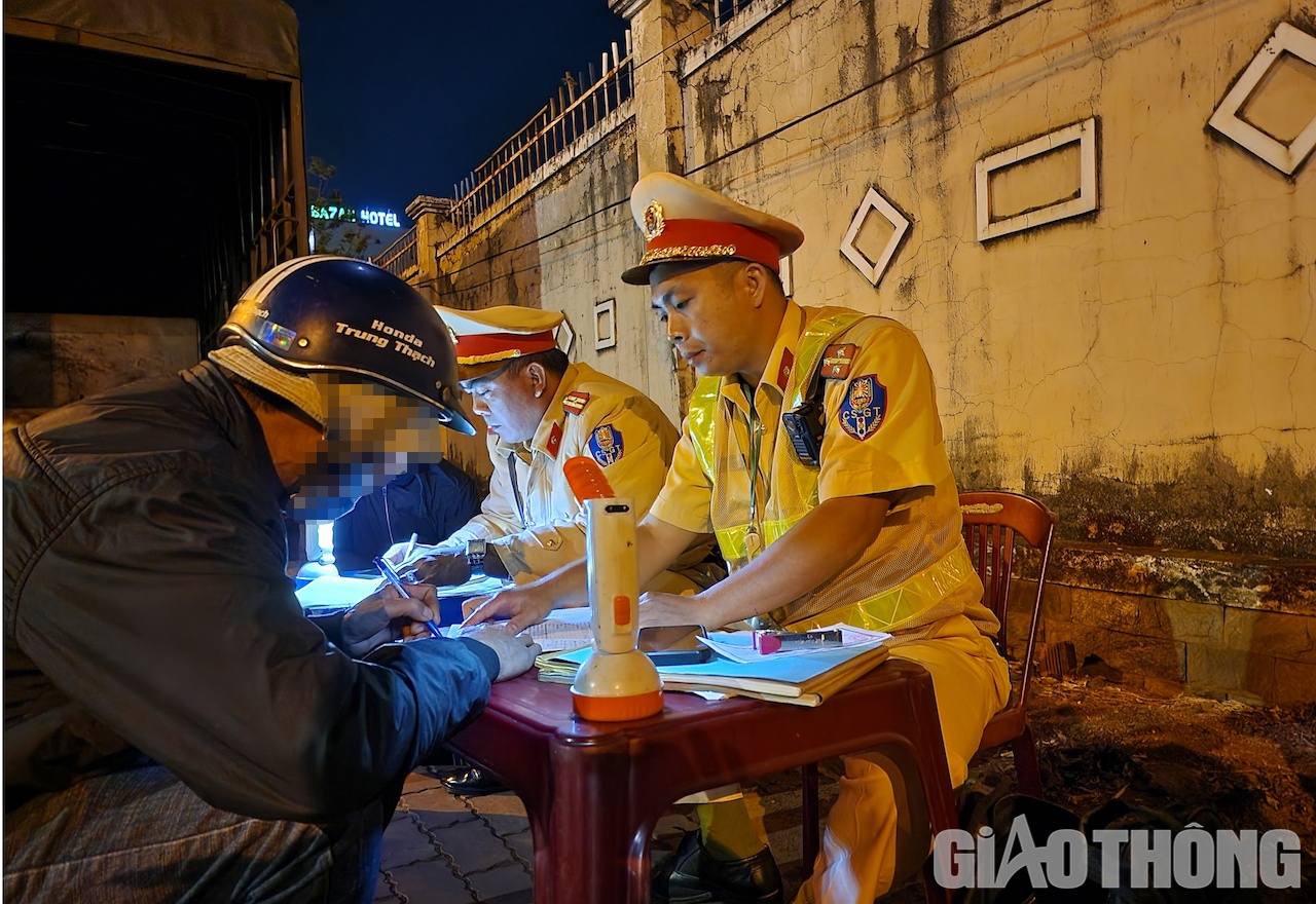 Người vi phạm "bi&ecirc;̣n minh" u&ocirc;́ng ít, kh&ocirc;ng say mong được lực lượng CSGT bỏ qua nhưng với sự ki&ecirc;n quy&ecirc;́t xử lý. Người vi phạm phải ch&acirc;́p nh&acirc;̣n ký vào bi&ecirc;n bản, đón xe v&ecirc;̀ nhà. Ảnh: Ngọc Hùng