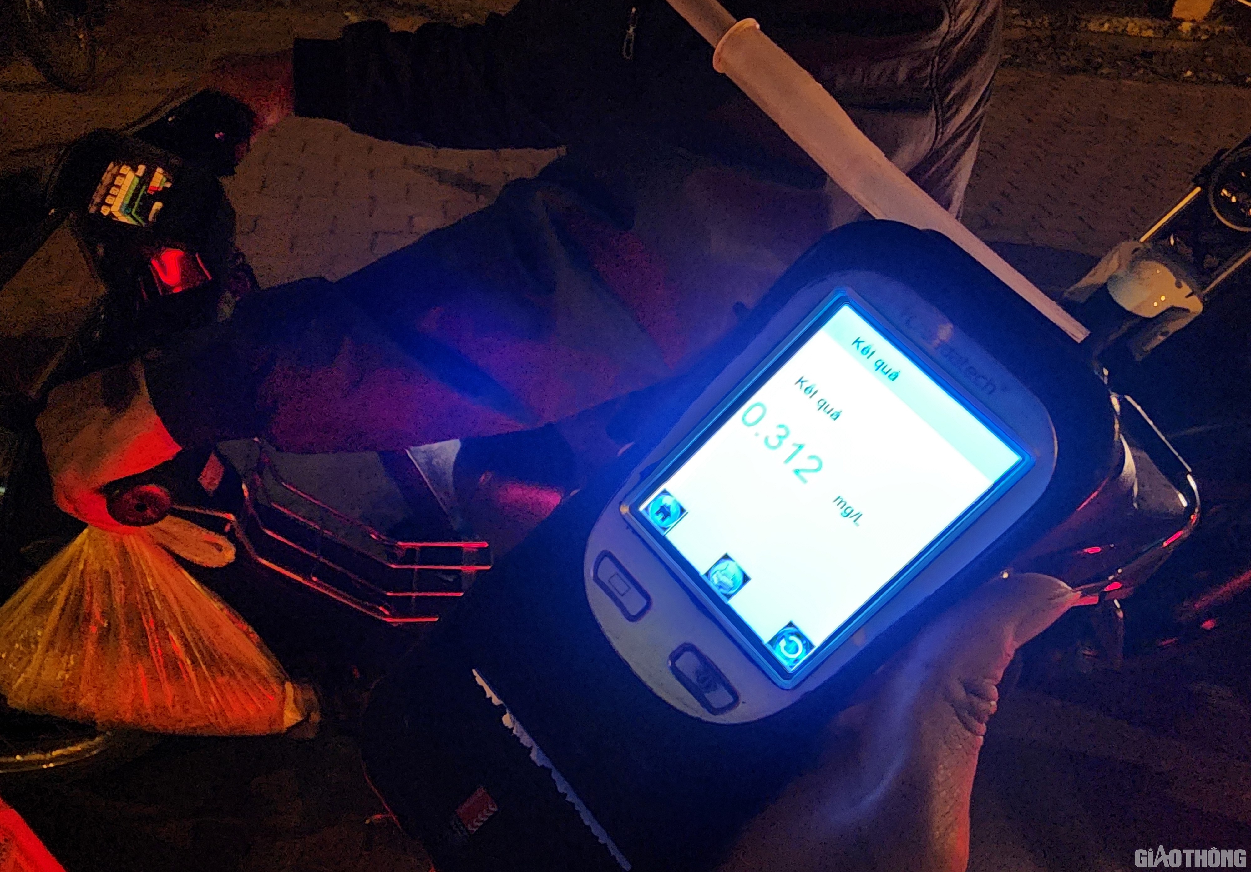 Người đàn &ocirc;ng t&ecirc;n B. đi&ecirc;̀u khi&ecirc;̉n xe máy vi phạm n&ocirc;̀ng đ&ocirc;̣ c&ocirc;̀n ở mức 0,312 miligam/1 l&iacute;t kh&iacute; thở, kh&ocirc;ng có GPLX. Với l&ocirc;̃i vi phạm tr&ecirc;n, &ocirc;ng B. bị phạt 4,5 tri&ecirc;̣u đ&ocirc;̀ng, tước GPLX có thời hạn 17 tháng. Ảnh: Ngọc Hùng