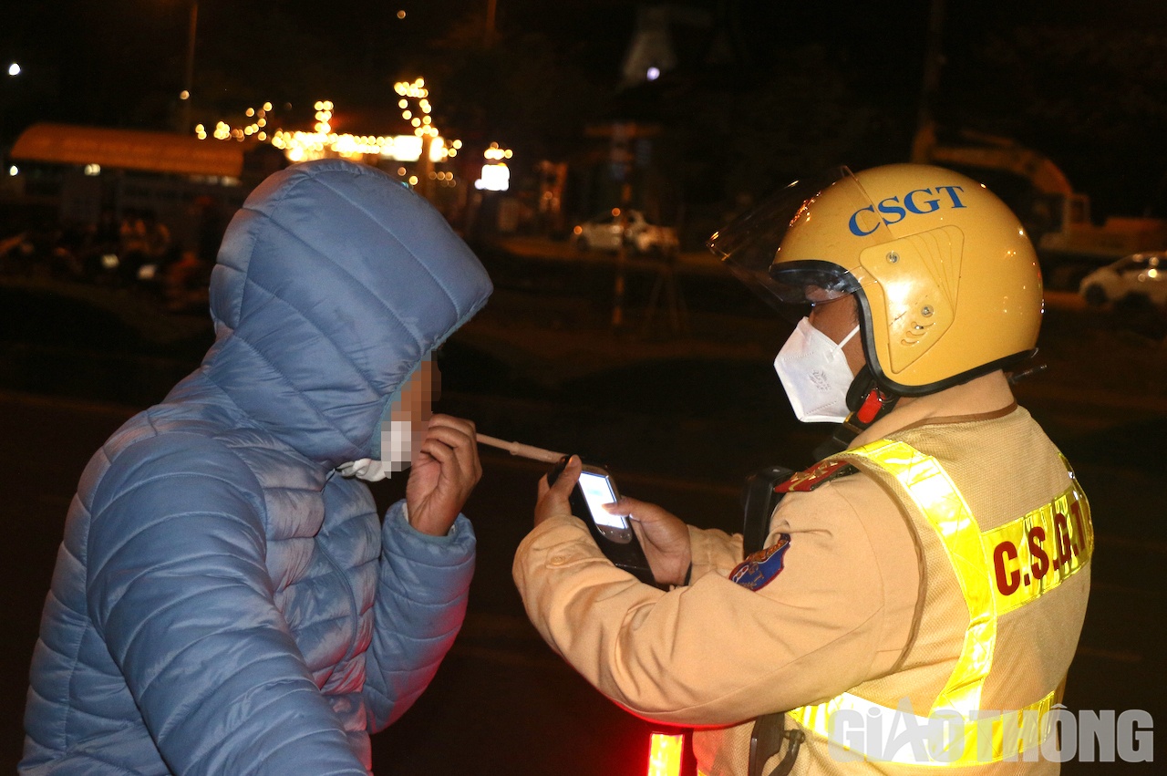 Ch&ocirc;́t ki&ecirc;̉m soát l&acirc;̣p ngay cửa ngõ ra vào thành ph&ocirc;́, h&acirc;̀u h&ecirc;́t các phương ti&ecirc;̣n xe máy, &ocirc; t&ocirc; theo hướng tỉnh Đắk N&ocirc;ng - Đắk Lắk đ&ecirc;̀u được t&ocirc;̉ c&ocirc;ng tác ra hi&ecirc;̣u l&ecirc;̣nh dừng phương ti&ecirc;̣n đ&ecirc;̉ ki&ecirc;̉m tra. Ảnh: Ngọc Hùng