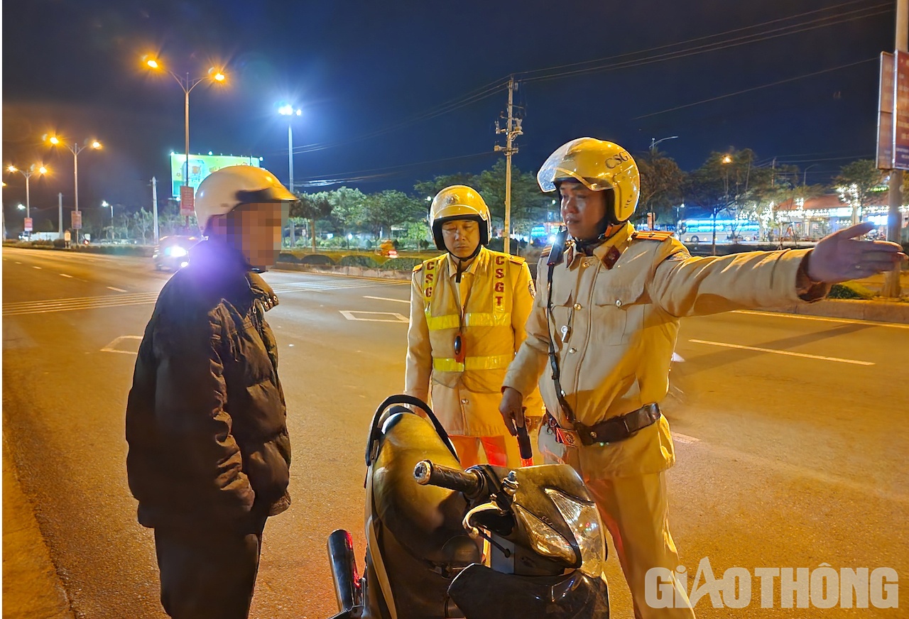 Sau nhi&ecirc;̀u lượt ki&ecirc;̉m tra, lực lượng CSGT bắt đ&acirc;̀u phát hi&ecirc;̣n lái xe &ldquo;dính&rdquo; n&ocirc;̀ng đ&ocirc;̣ c&ocirc;̀n. Người vi phạm được mời vào khu vực làm vi&ecirc;̣c, ki&ecirc;̉m tra gi&acirc;́y tờ và l&acirc;̣p bi&ecirc;n bản. Ảnh: Ngọc Hùng