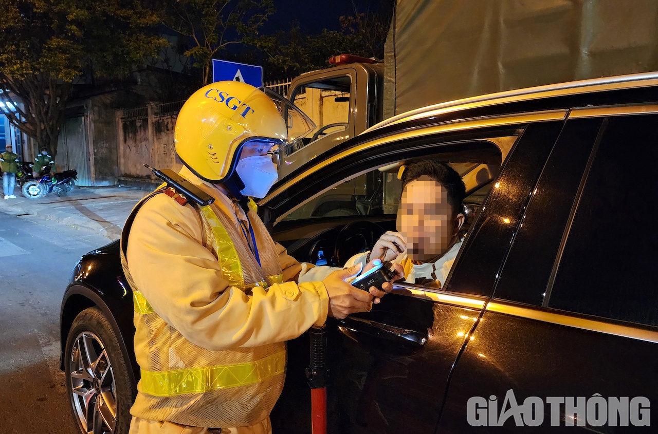 H&acirc;̀u h&ecirc;́t các lái xe &ocirc; t&ocirc; nghi ngờ có sử dụng rượu bia đ&ecirc;̀u được lực lượng CSGT y&ecirc;u c&acirc;̀u dừng phương ti&ecirc;̣n đ&ecirc;̉ ki&ecirc;̉m tra. Tuy nhi&ecirc;n, qua ki&ecirc;̉m tra h&acirc;̀u h&ecirc;́t các lái xe đ&ecirc;̀u ch&acirc;́p hành nghi&ecirc;m. Ảnh: Ngọc Hùng