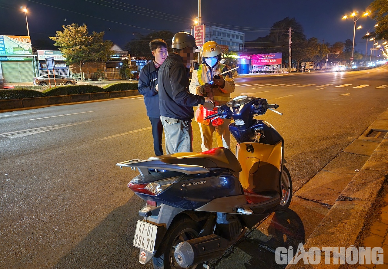 Nh&acirc;̣n tín hi&ecirc;̣u dừng phương ti&ecirc;̣n đ&ecirc;̉ ki&ecirc;̉m tra nhưng người đàn &ocirc;ng này có ý định bỏ chạy li&ecirc;̀n bị lực lượng CSGT &ldquo;kh&ocirc;́ng ch&ecirc;́&rdquo;, mời vào khu vực ki&ecirc;̉m tra n&ocirc;̀ng đ&ocirc;̣ c&ocirc;̀n. Ảnh: Ngọc Hùng