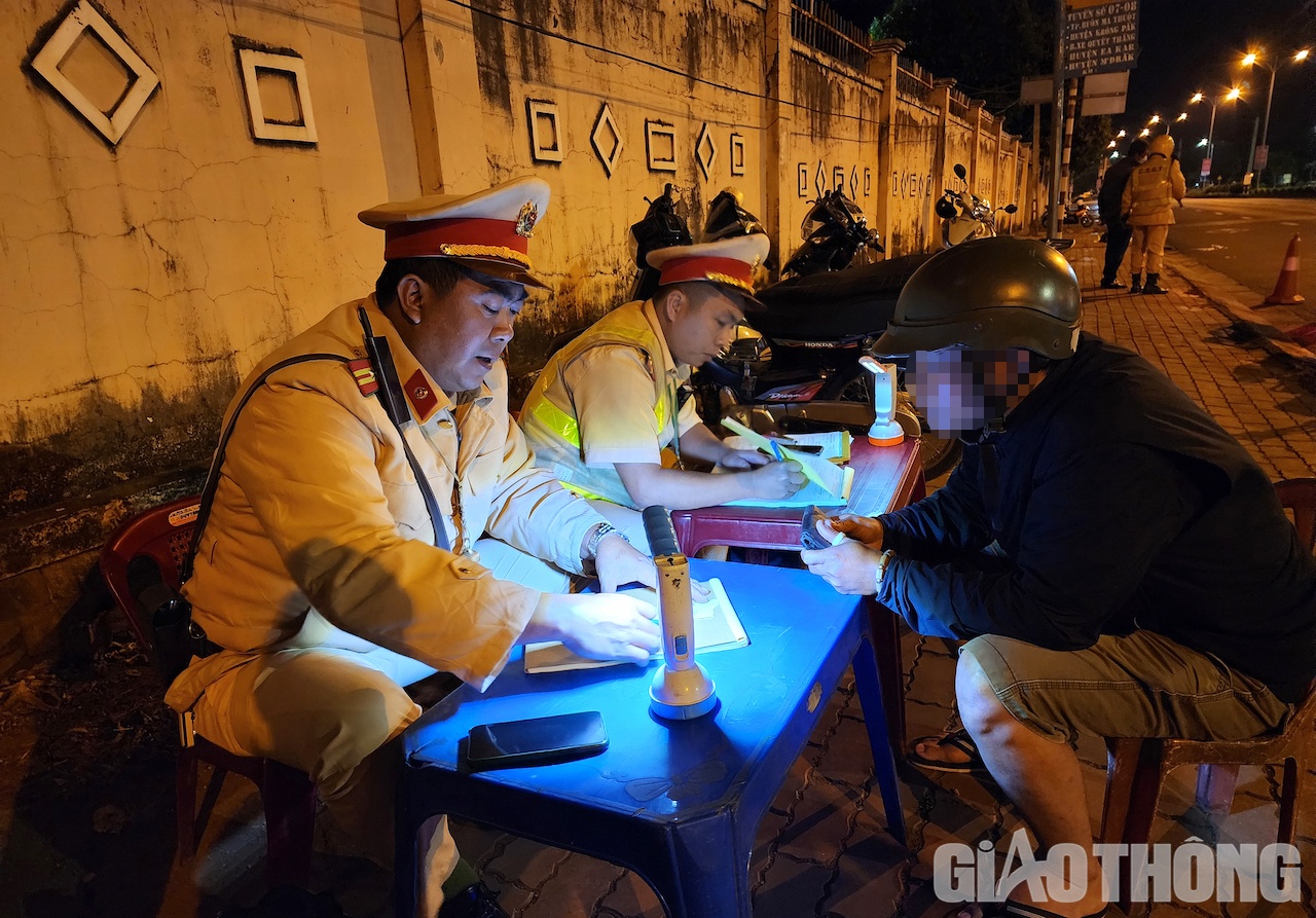 Qua ki&ecirc;̉m tra, người đàn &ocirc;ng này có n&ocirc;̀ng đ&ocirc;̣ c&ocirc;̀n ở mức 0,799 miligam/1 l&iacute;t kh&iacute; thở . Sau khi được chi&ecirc;́n sĩ CSGT th&ocirc;ng báo l&ocirc;̃i vi phạm, người đàn &ocirc;ng này l&acirc;́y đi&ecirc;̣n thoại li&ecirc;n tục gọi &ldquo;c&acirc;̀u cứu&rdquo; cho ai đó nhưng b&acirc;́t thành và ng&acirc;̣m ngùi kí vào bi&ecirc;n bản. Với l&ocirc;̃i vi phạm tr&ecirc;n, người đàn &ocirc;ng này bị phạt ti&ecirc;̀n 7 tri&ecirc;̣u đ&ocirc;̀ng, tước GPLX 23 tháng. Ảnh: Ngọc Hùng