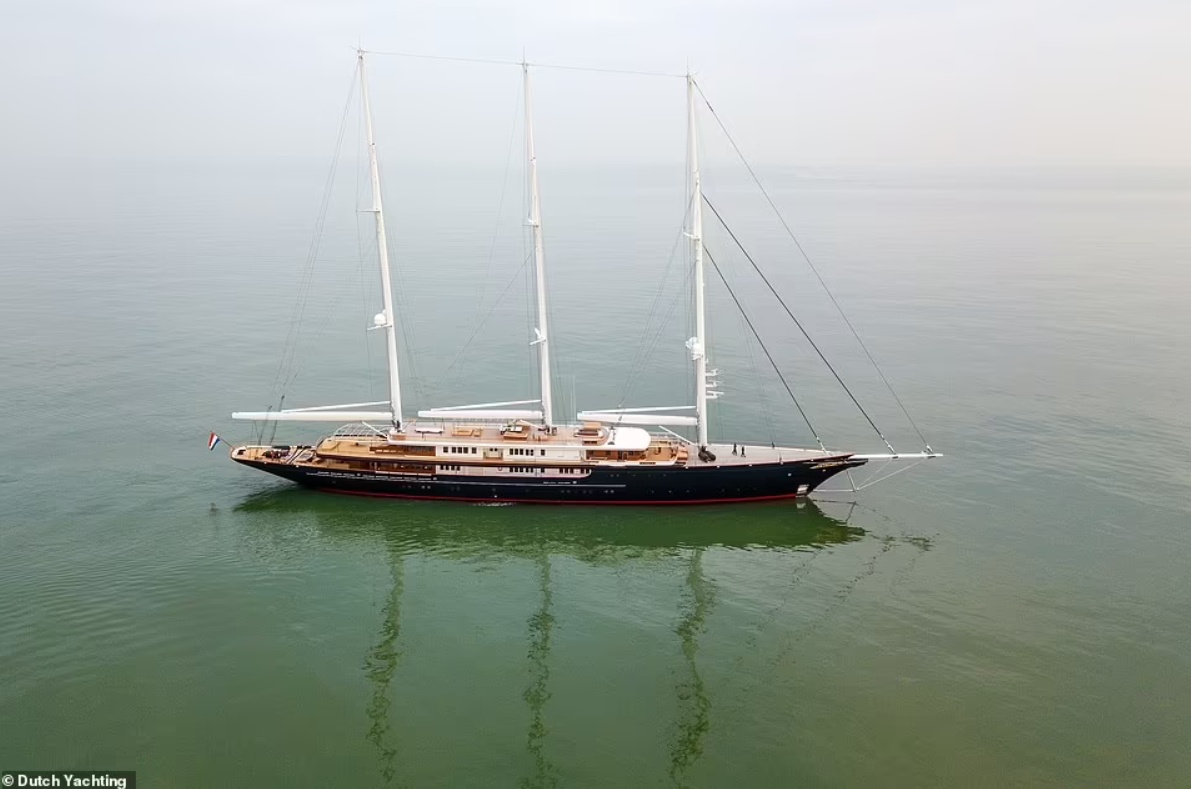 B&ecirc;n cạnh đ&oacute;, đề nghị n&agrave;y cũng vấp phải sự phản đối mạnh mẽ từ người d&acirc;n địa phương. H&agrave;ng ngh&igrave;n người d&acirc;n đ&atilde; k&yacute; v&agrave;o bản kiến nghị phản đối đề xuất dỡ bỏ c&acirc;y cầu lịch sử. Nhiều người d&acirc;n địa phương c&ograve;n khẳng định sẽ n&eacute;m trứng v&agrave;o du thuyền Koru nếu đề xuất của &ocirc;ng Bezos được chấp thuận. Ảnh - Dutch Yachting