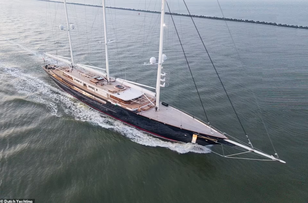 Năm ngo&aacute;i, du thuyền khổng lồ của &ocirc;ng Bezos thu h&uacute;t sự ch&uacute; &yacute; của truyền th&ocirc;ng quốc tế v&igrave; tỷ ph&uacute; Mỹ đề nghị ch&iacute;nh quyền th&agrave;nh phố Rotterdam, H&agrave; Lan cho ph&eacute;p dỡ phần giữa của c&acirc;y cầu lịch sử Koningshaven 95 năm tuổi để mở lối cho du thuyền ra biển. Nguy&ecirc;n nh&acirc;n l&agrave; v&igrave; du thuyền 3 cột buồm cao tới 70m n&agrave;y kh&ocirc;ng thể lọt qua c&acirc;y cầu. Ảnh - Dutch Yachting