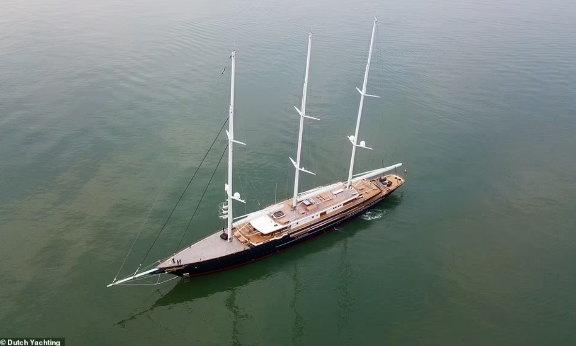 Du thuyền Koru gồm 3 boong, trong đ&oacute; 1 boong c&oacute; bể bơi. Du thuyền c&ograve;n được trang bị t&agrave;u hỗ trợ d&agrave;i 76m v&agrave; s&acirc;n đỗ trực thăng. Chiếc t&agrave;u hỗ trợ n&agrave;y sẽ chở theo những m&oacute;n &ldquo;đồ chơi&rdquo; xa xỉ như si&ecirc;u xe, m&ocirc; t&ocirc; nước, xuồng cao tốc, t&agrave;u ngầm c&aacute; nh&acirc;n. Ảnh - Dutch Yachting