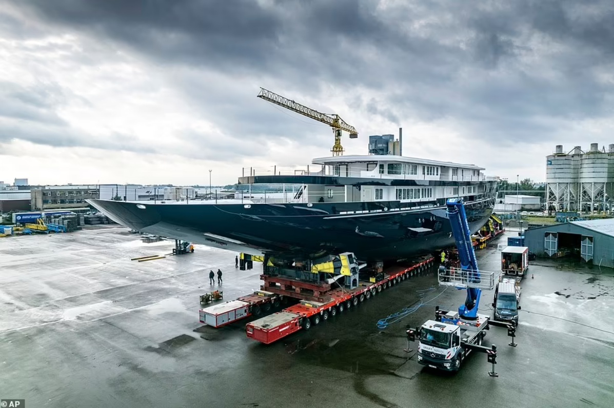 Du thuyền do nh&agrave; m&aacute;y đ&oacute;ng t&agrave;u Oceanco - cơ sở chuy&ecirc;n đ&oacute;ng du thuyền cỡ lớn theo đơn đặt h&agrave;ng trong suốt 30 năm qua tại H&agrave; Lan, bắt đầu chế tạo từ năm 2018. C&ocirc;ng ty Oceanco từng đ&oacute;ng những chiếc du thuyền cỡ lớn c&oacute; chiều d&agrave;i l&ecirc;n tới 160m. Ảnh - AP