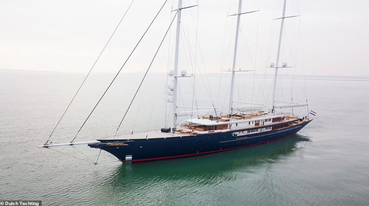 Mới đ&acirc;y, tổ chức Dutch Yachting đ&atilde; đăng tải video cho thấy si&ecirc;u du thuyền trị gi&aacute; 500 triệu USD của Gi&aacute;m đốc điều h&agrave;nh tập đo&agrave;n Amazon - tỷ ph&uacute; Jeff Bezos xuất hiện tại Biển Bắc thuộc Đại T&acirc;y Dương. Ảnh - Dutch Yachting
